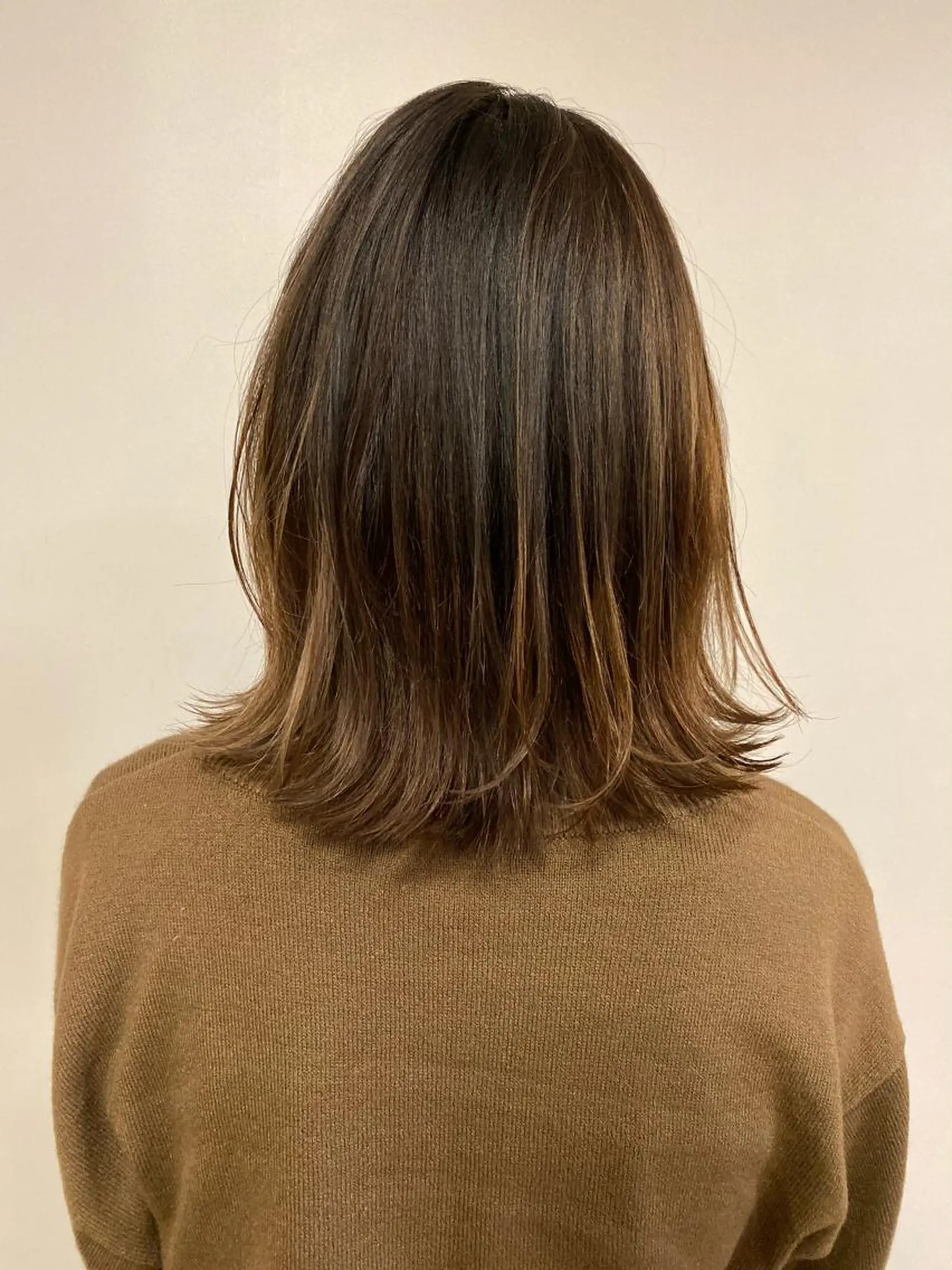 ミディアム カラー ベージュカラー 切りっぱなしロブ デザインカラー🌈 高木リョウのヘアスタイル