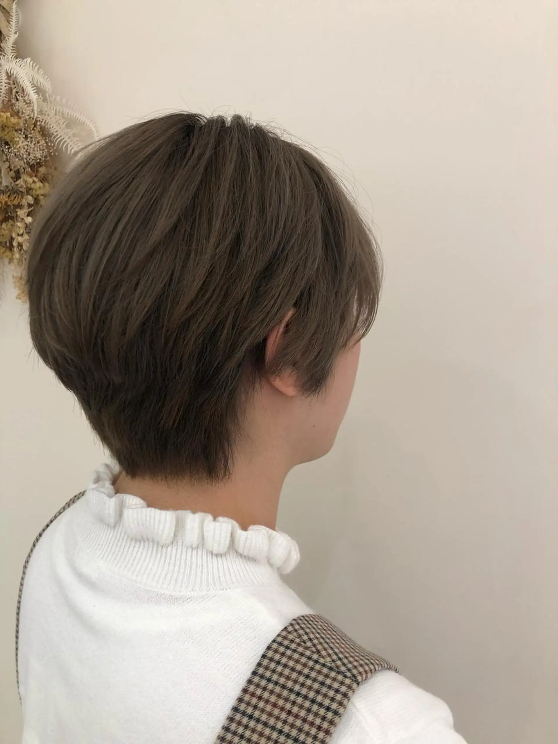 ショート カラー ハイトーンカラー ショートヘア ヘアカラー トリートメント プレイングカラー🤍 細めハイライトのヘアスタイル