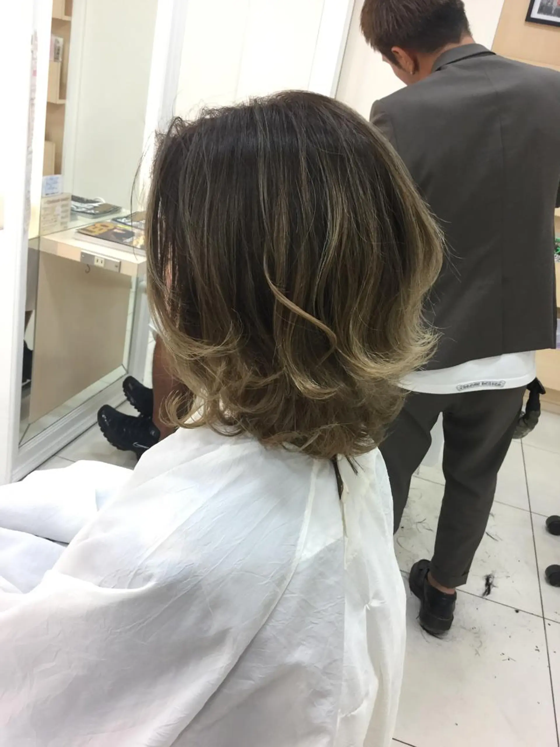 ミディアム カラー アッシュ バレイヤージュ 黒髪 ブリーチ グラデーションカラー Ash 山田 勇太のヘアスタイル
