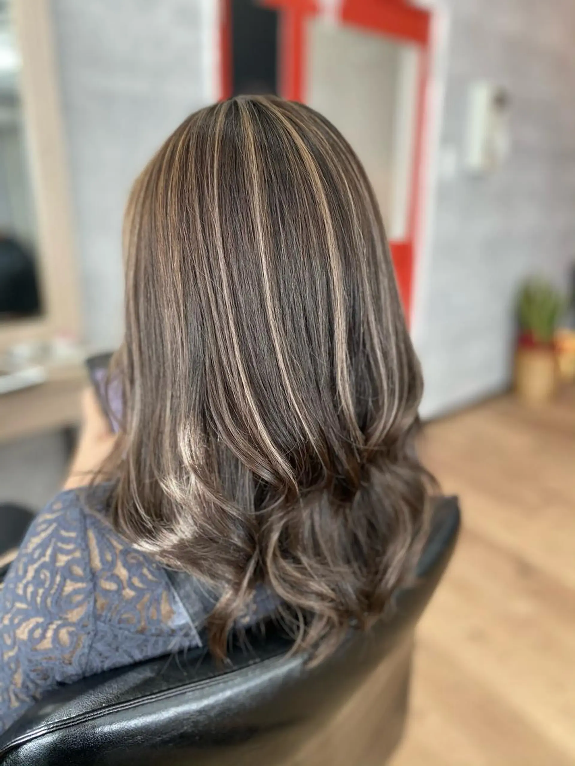 セミロング ハイライト _White所属・ＳＨＩ ＺＵのヘアスタイル