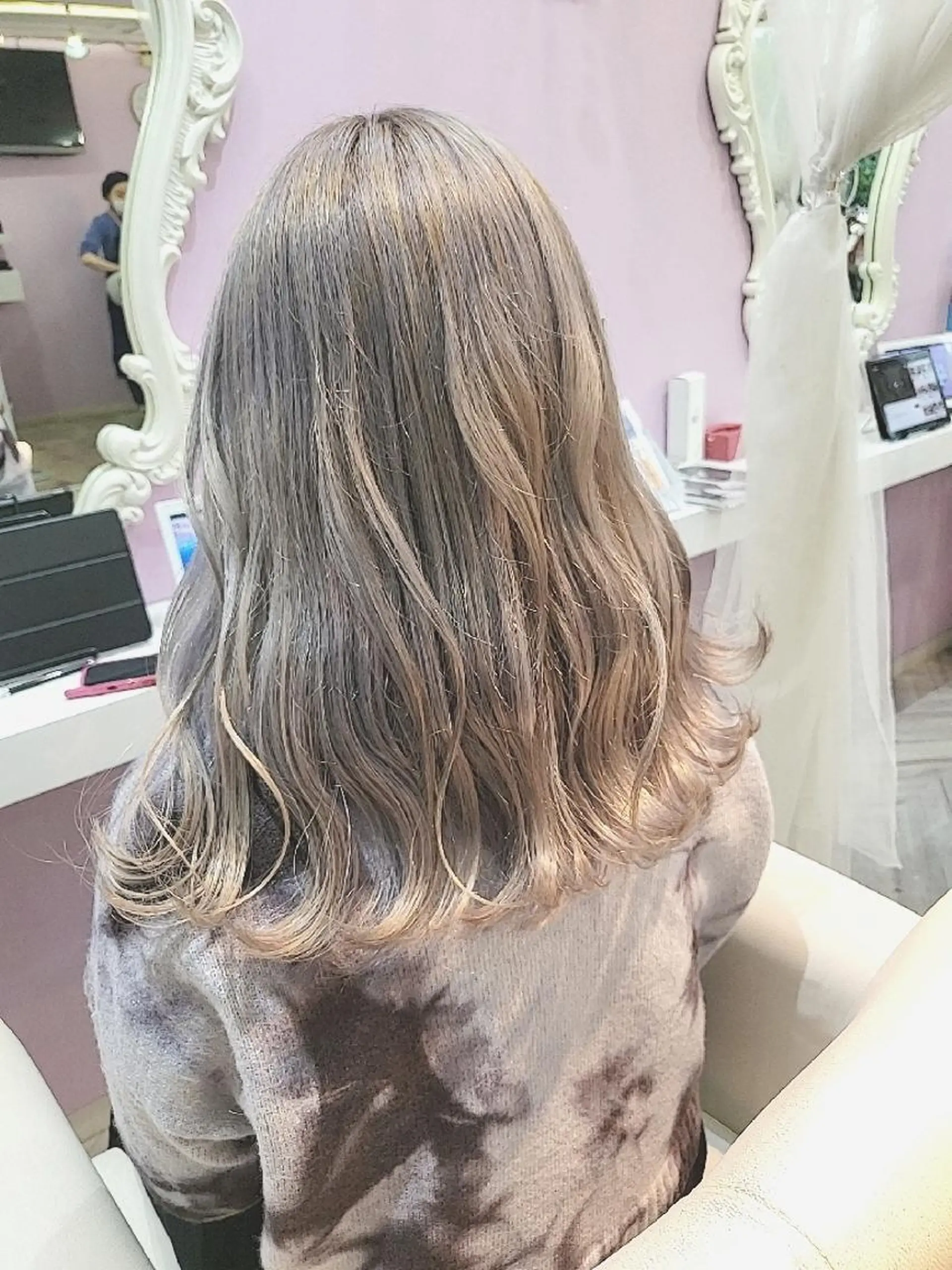 ミディアム カラー ヘアアレンジ シルバー ホワイトシルバー ヘアカラー トリートメント ナカシマ  アユミのヘアスタイル
