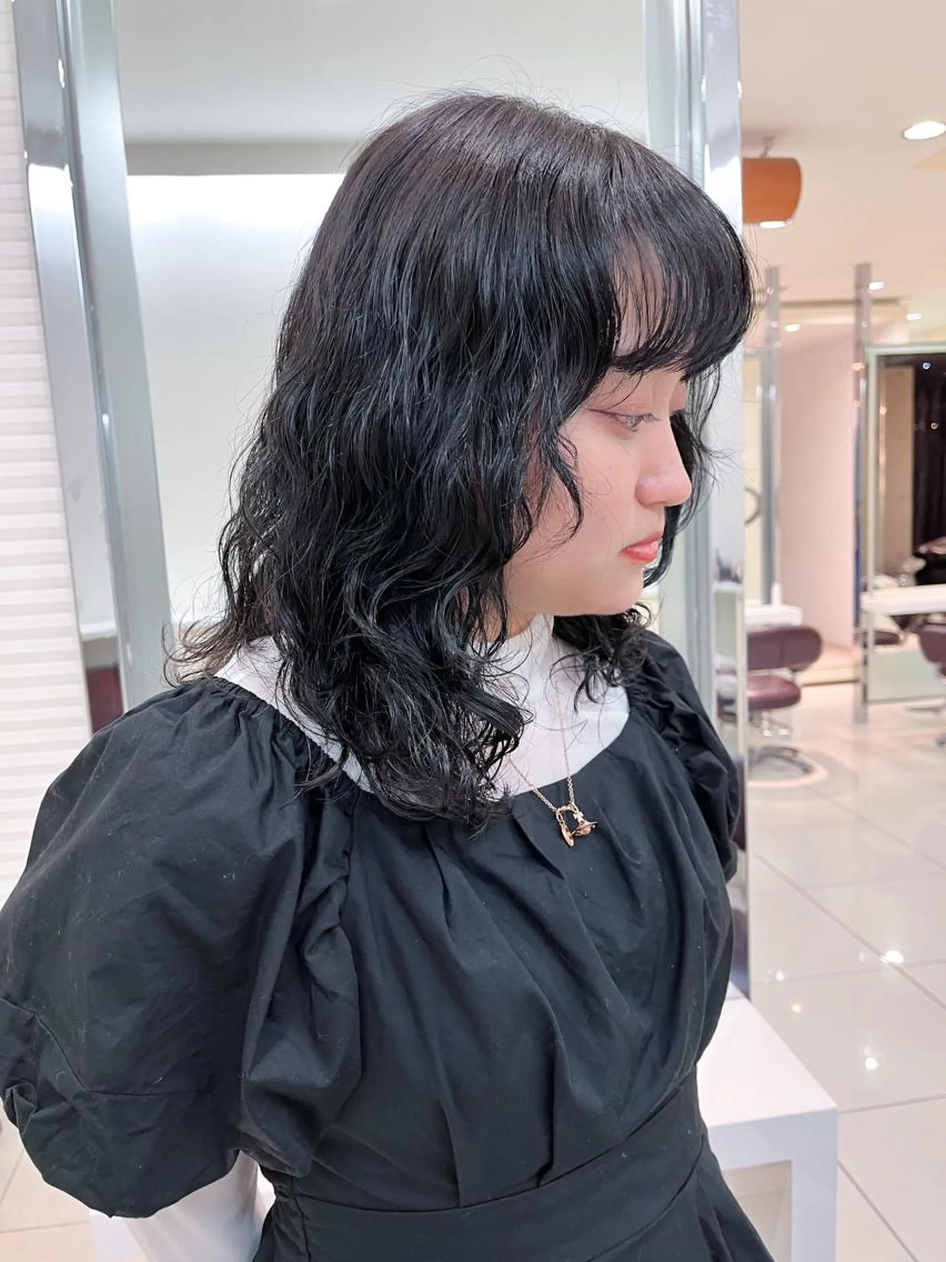ミディアム カラー パーマ ミディアムパーマ 黒髪 ブルーカラー ブルーブラック 原宿パーマ kazuのヘアスタイル