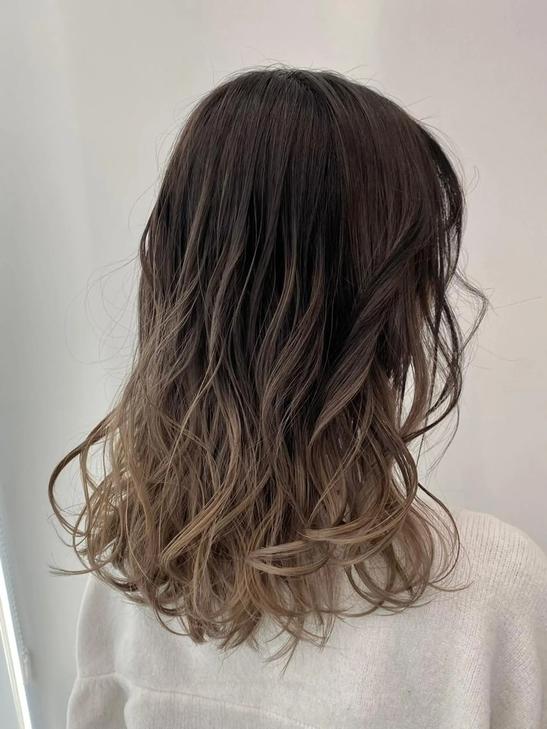 カラー アッシュ ベージュカラー ブルーカラー ブルーグレー ブルーグレージュ 公式 Ease by amble luxeのヘアスタイル