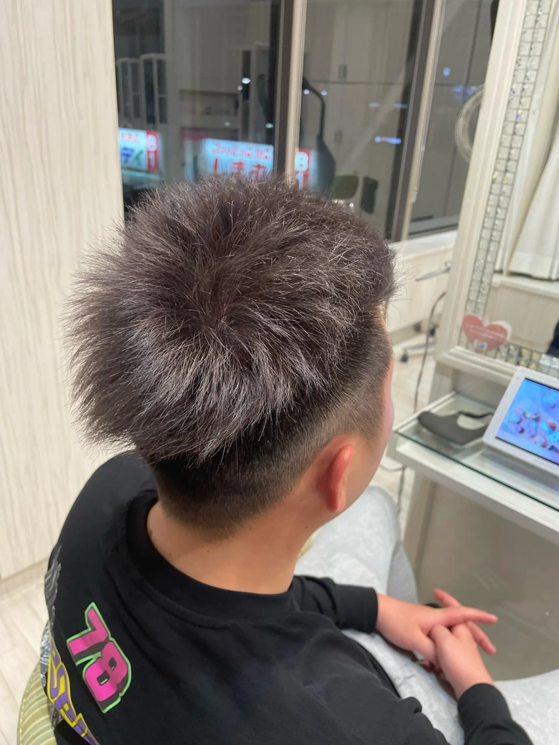 カラー メンズ シルバー 飯塚 愛美のヘアスタイル