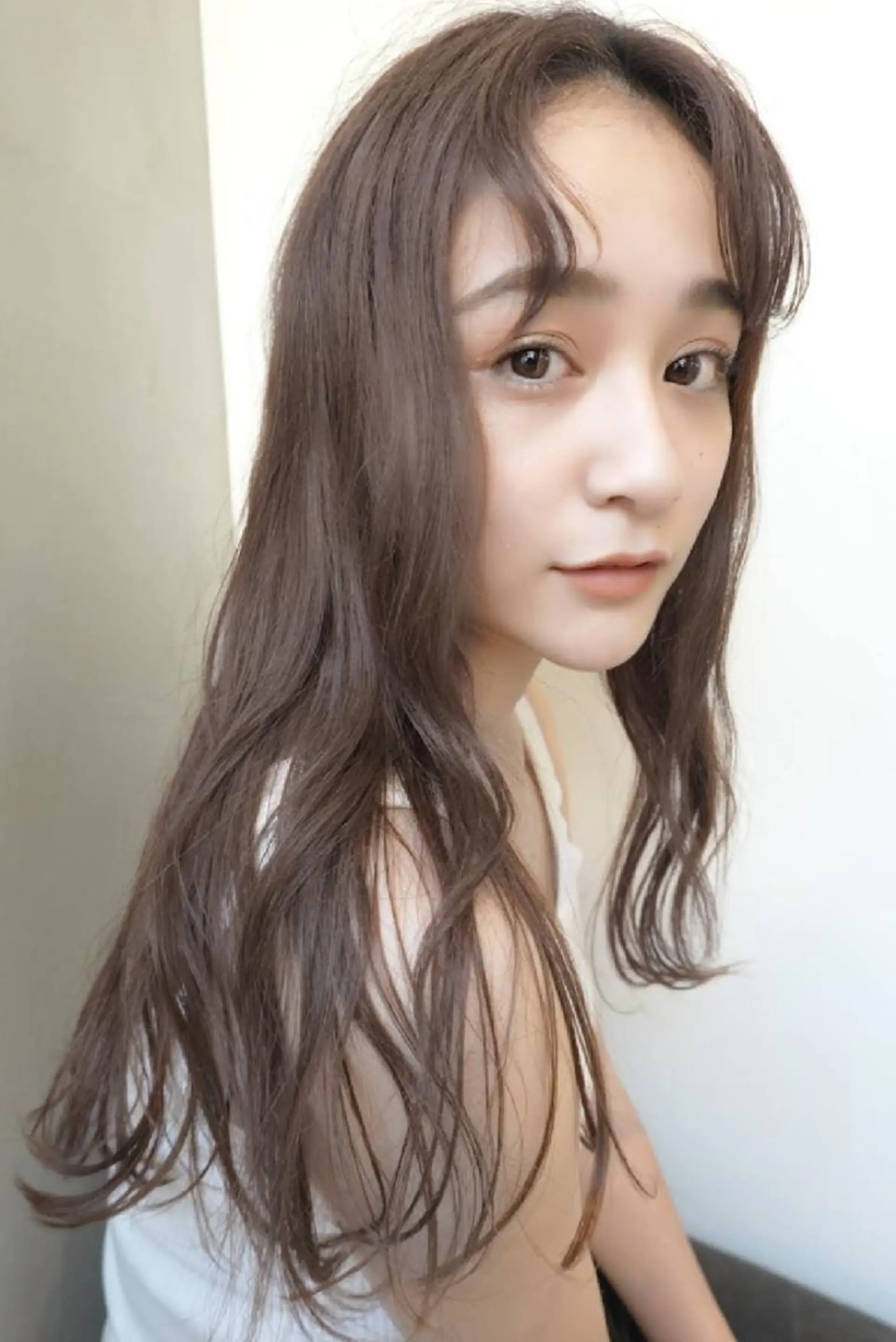 ミディアム カラー レイヤー　べージュ 白石研太のヘアスタイル