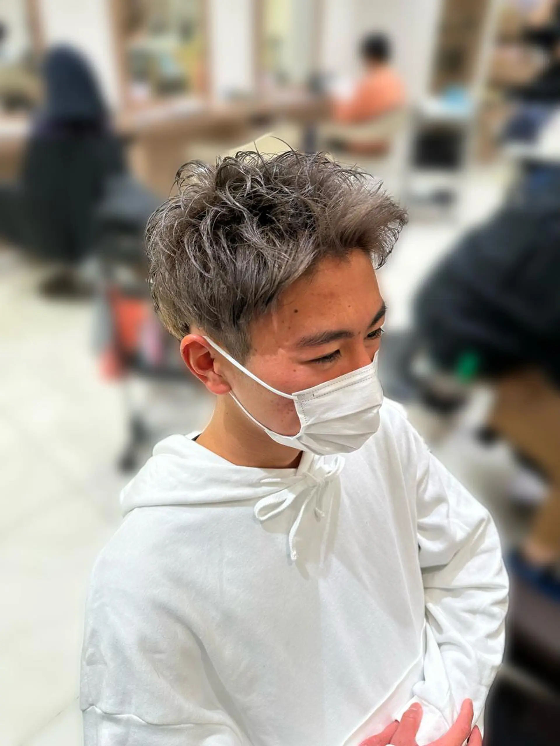 ショート カラー メンズ ベージュカラー ミルクティーベージュ ショートヘア カット ヘアカラー 渡邉 理央のヘアスタイル