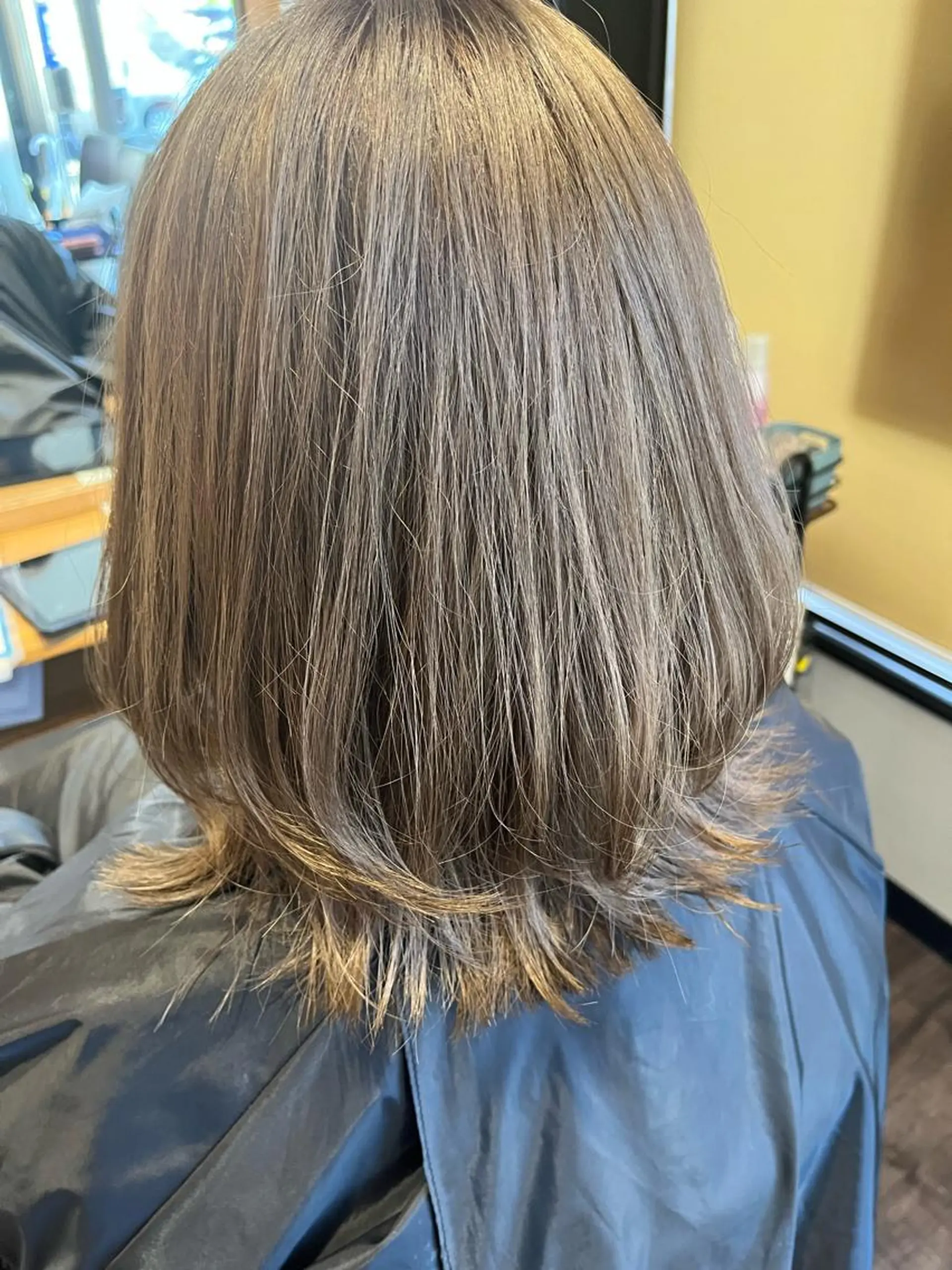 ミディアム カラー アッシュ ベージュカラー ブリーチ レイヤーカット mavie hair所属・Mavie 東奈々子のヘアスタイル