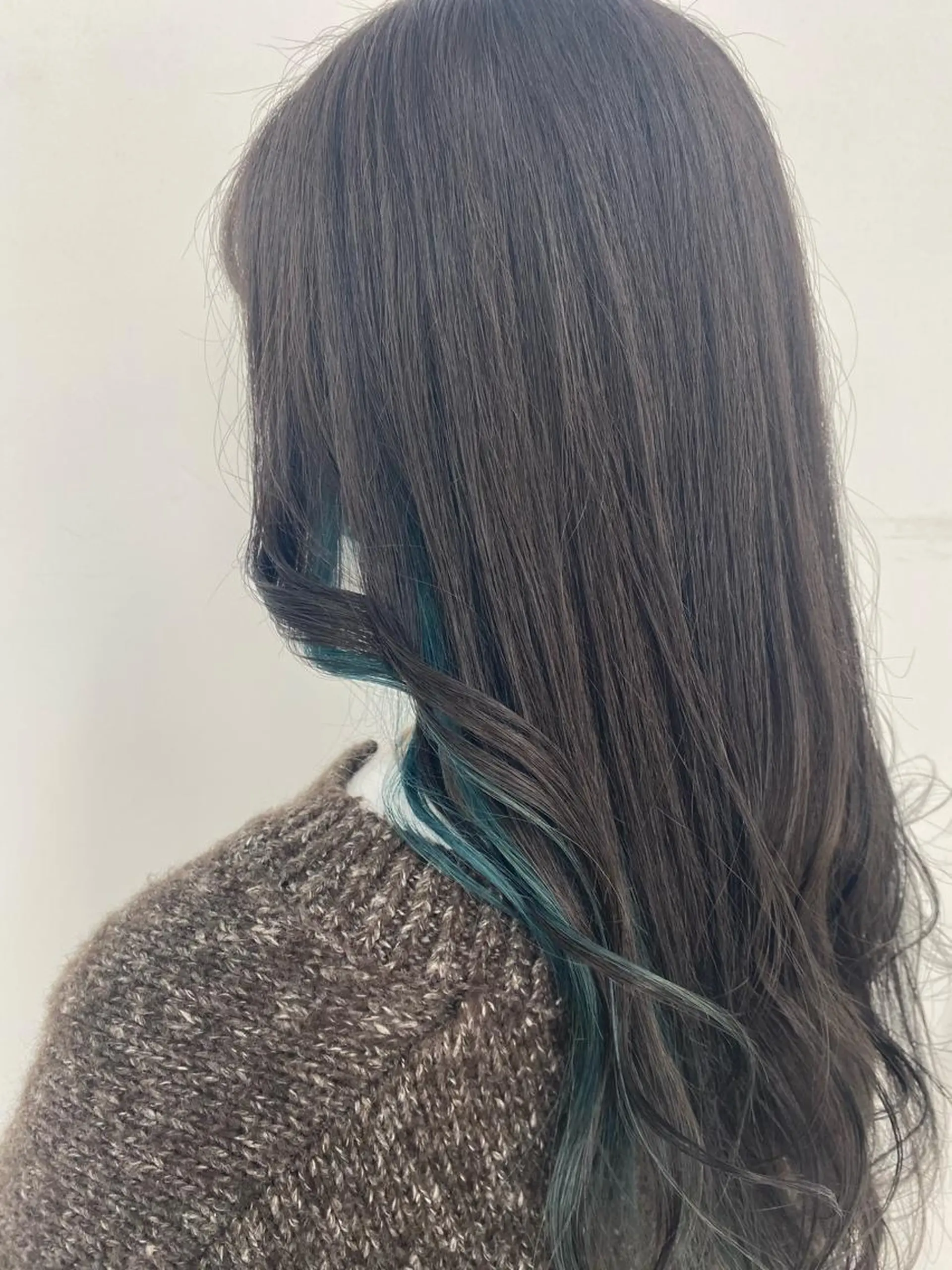 ロング カラー エメラルドグリーン インナーカラー aoi ♡グレージュ ・ベージュカラーのヘアスタイル