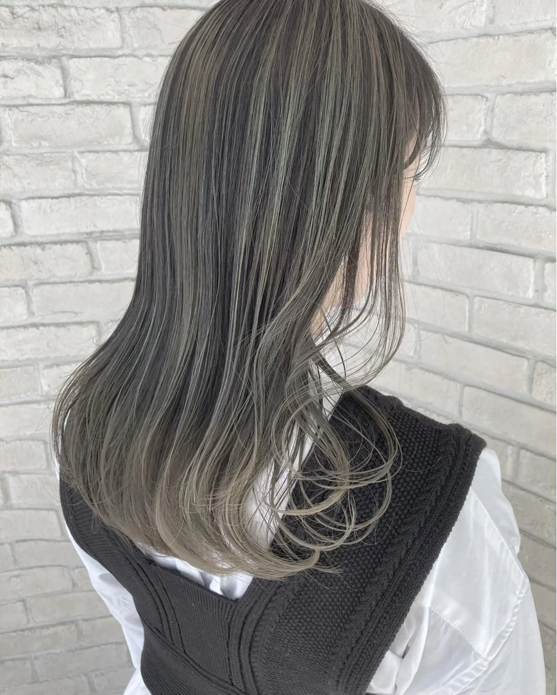 セミロング 白髪ぼかしハイライト ヘアアレンジのヘアスタイル