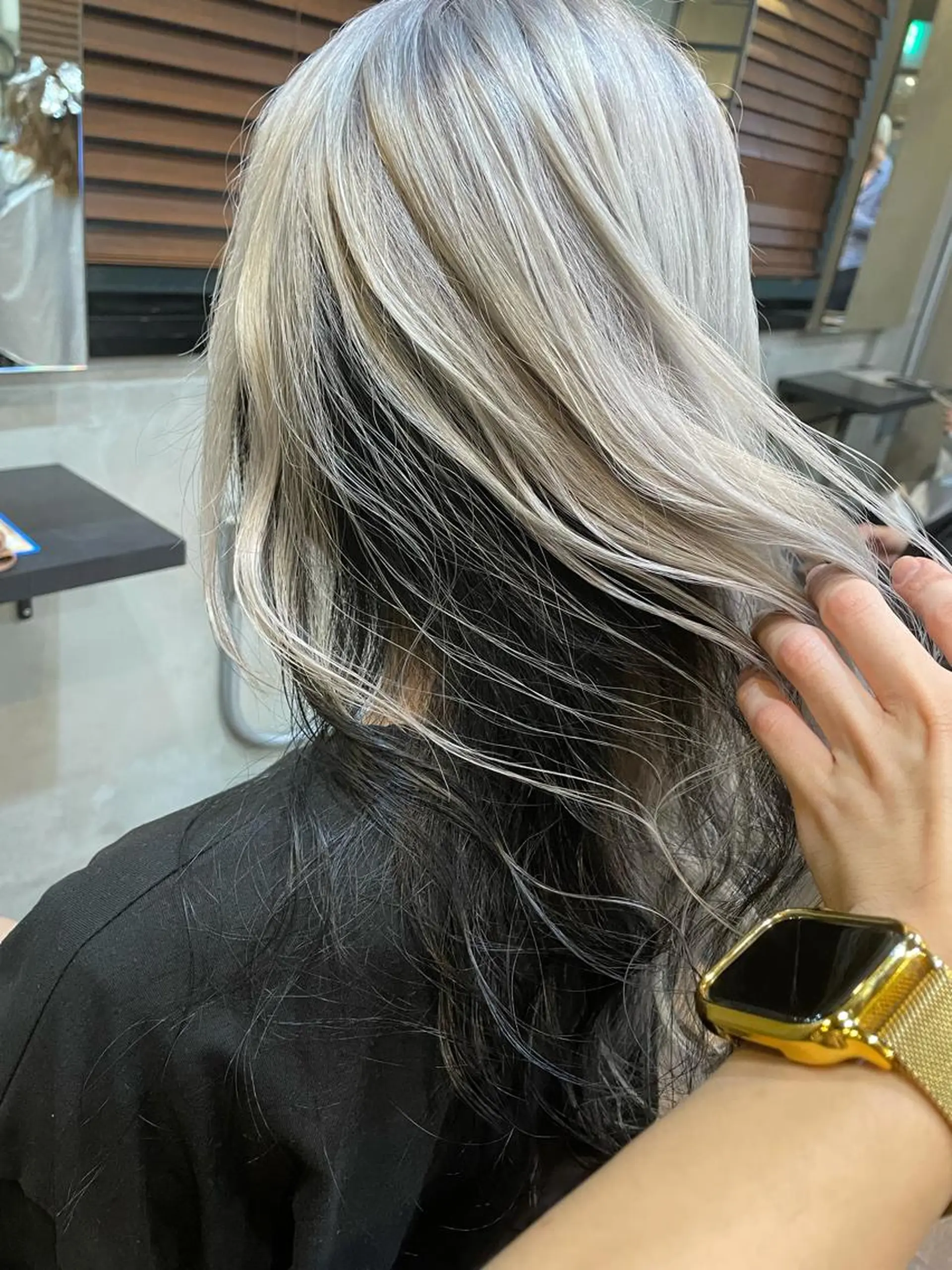セミロング カラー 黒髪 ブリーチ La fith 店長 城谷颯人のヘアスタイル