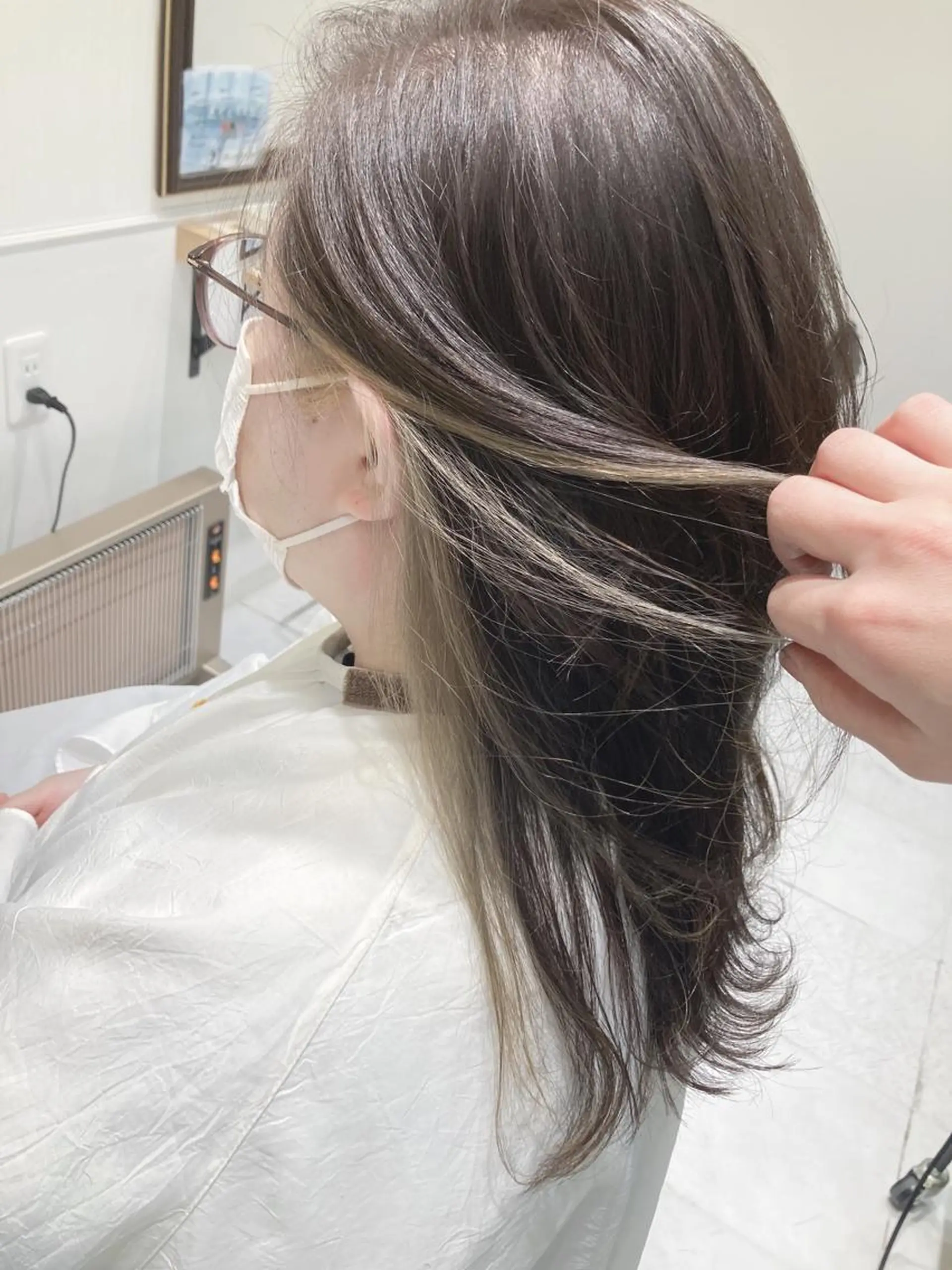 セミロング カラー ベージュカラー ブリーチ イヤリングカラー ミルクティーベージュ 神田 菜々子のヘアスタイル
