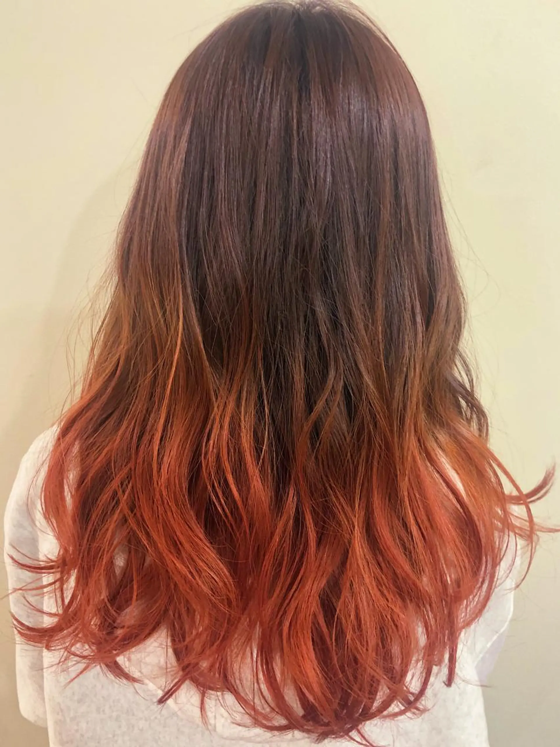 セミロング カラー ブリーチ グラデーションカラー 外ハネヘア 菅 翔太のヘアスタイル