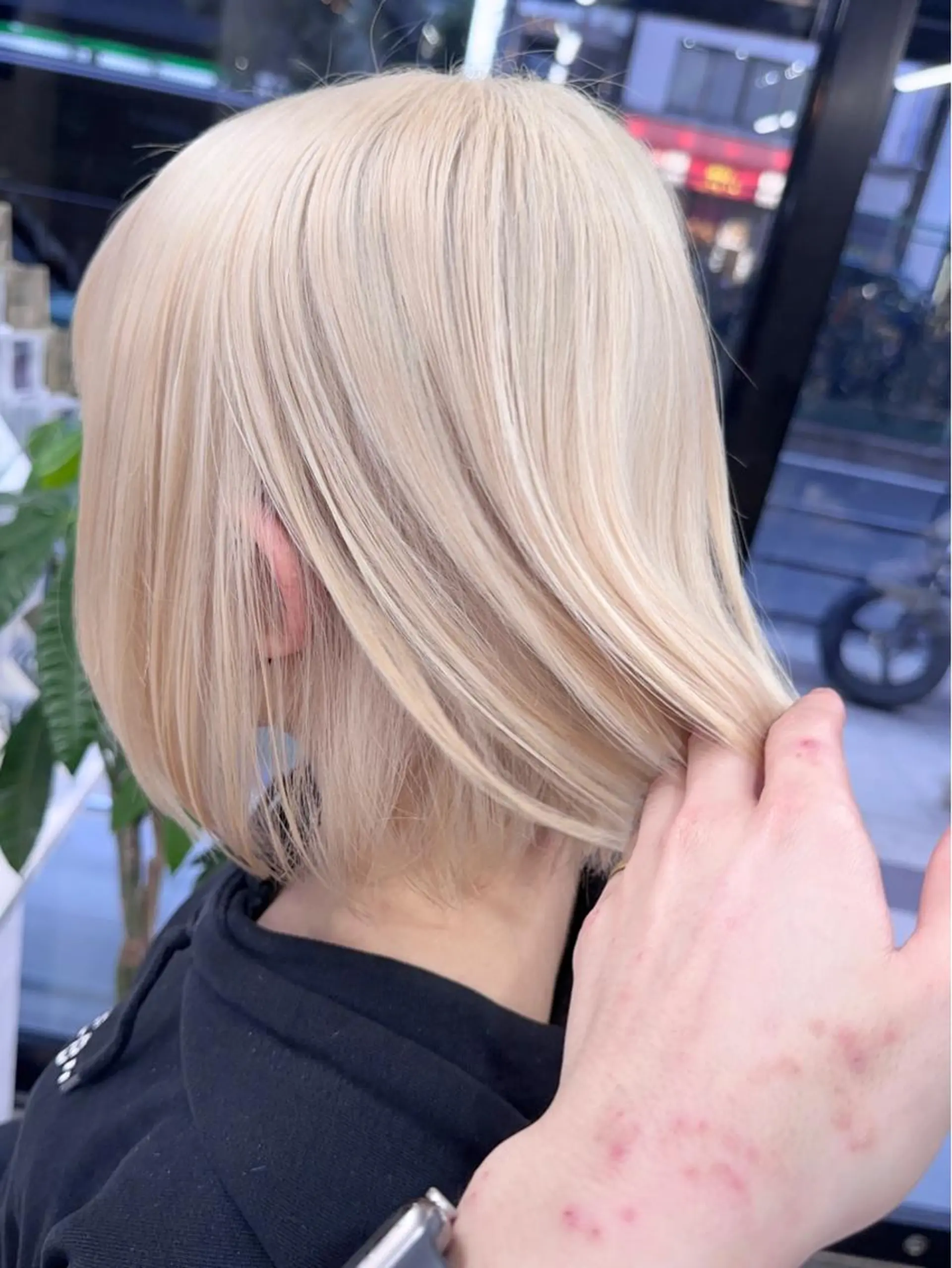 セミロング 前髪カット🩶レイヤ ー🩶ハイトーン🩶のヘアスタイル