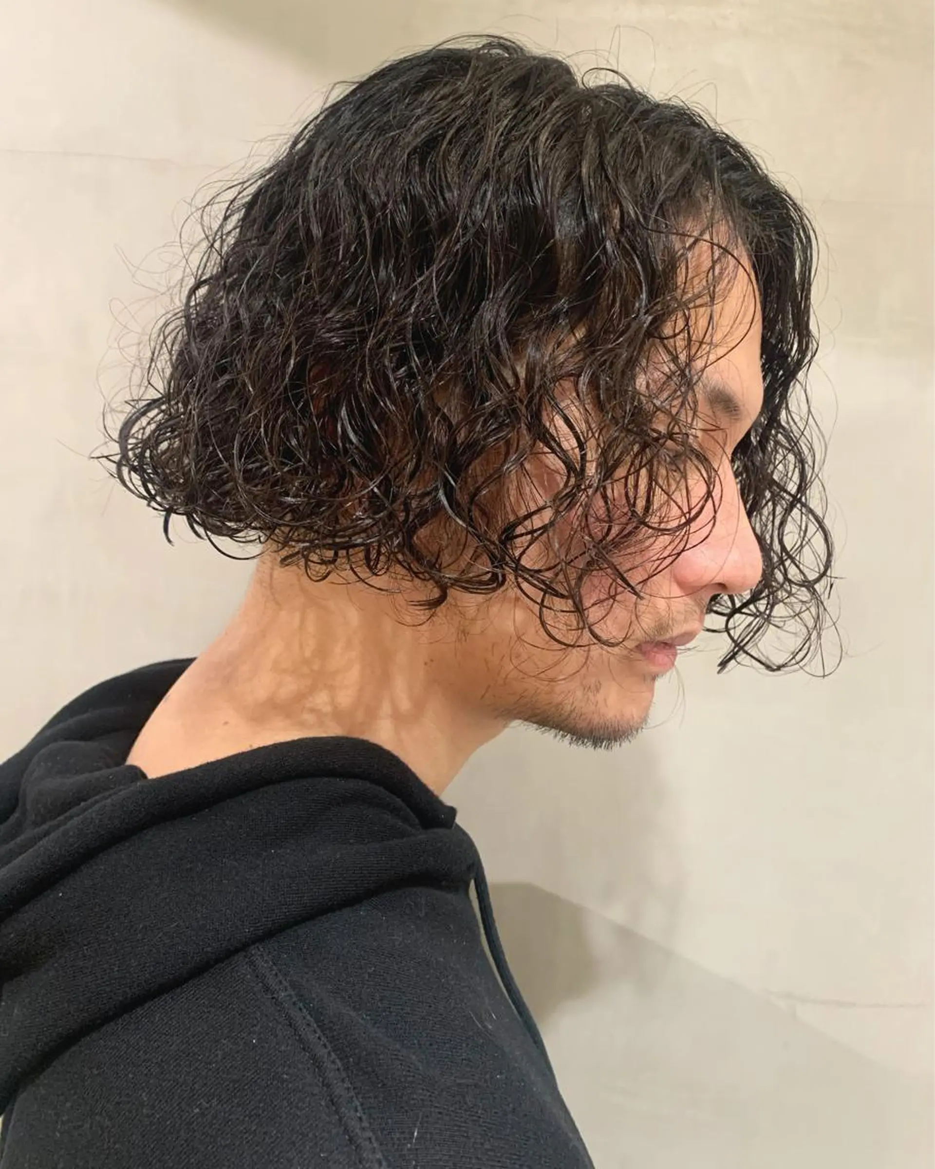 ミディアム パーマ メンズ カット パーマ トリートメント 優 作のヘアスタイル