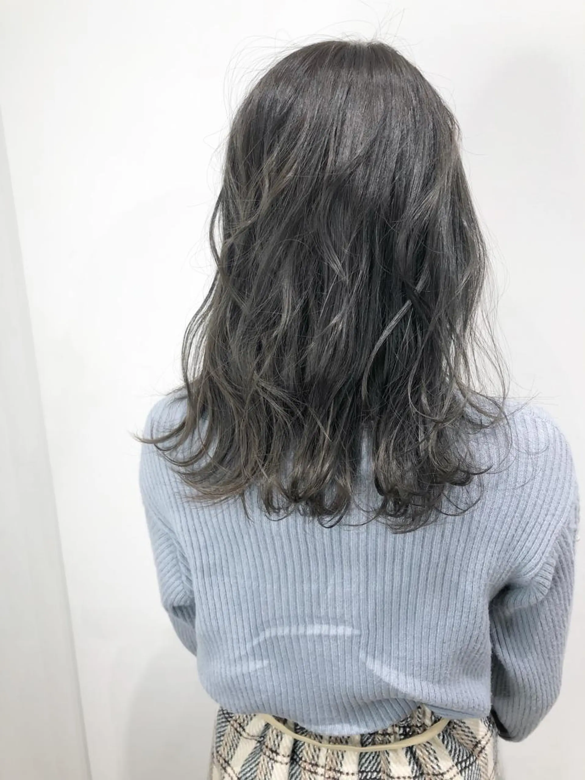 ミディアム カラー グレージュ  渡部 妃月のヘアスタイル