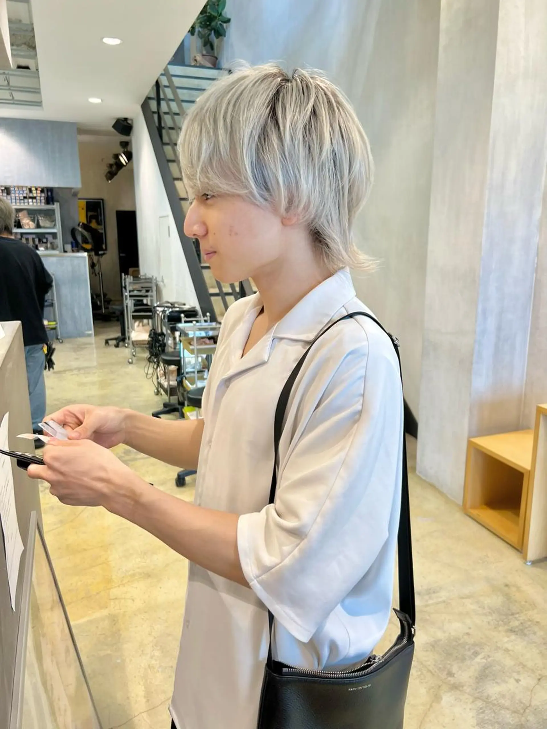 メンズ メンズハイトーン メンズウルフカット ウルフカット カット ヘアカラー 古川 晴輝のヘアスタイル