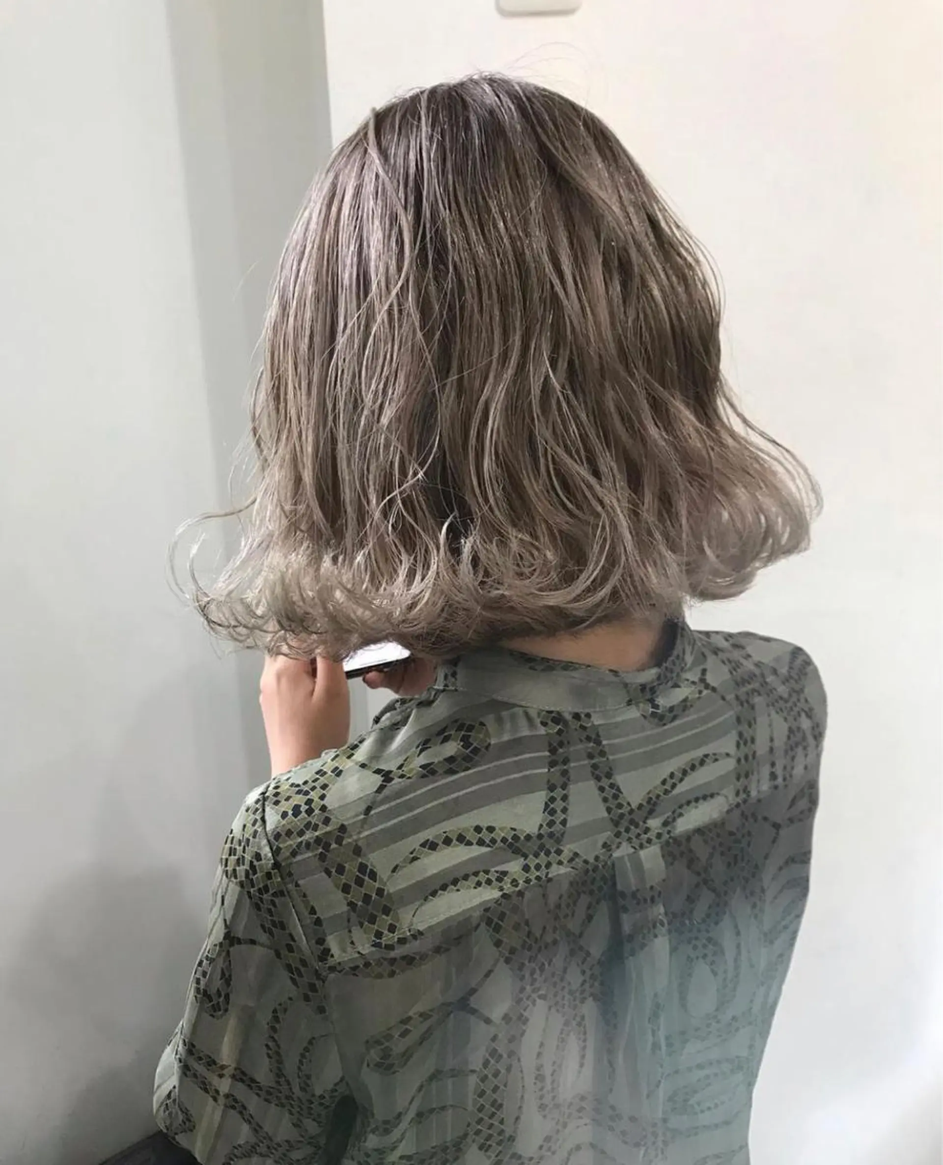 ミディアム ボブ TOMOYAレイヤー ブリーチ縮毛矯正のヘアスタイル