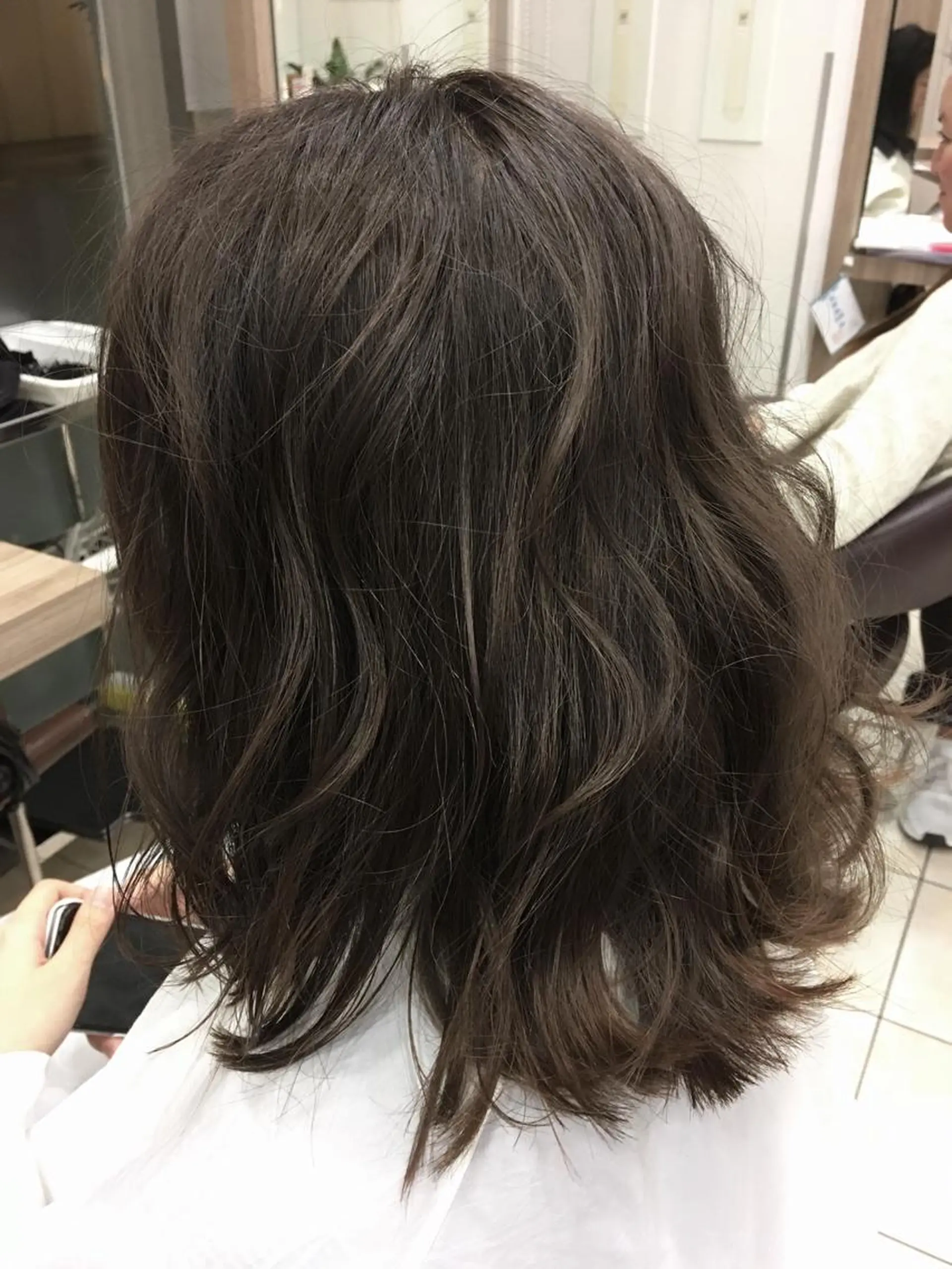 ミディアム カラー グレージュ イルミナカラー バイオレットカラー 小島 仁美のヘアスタイル