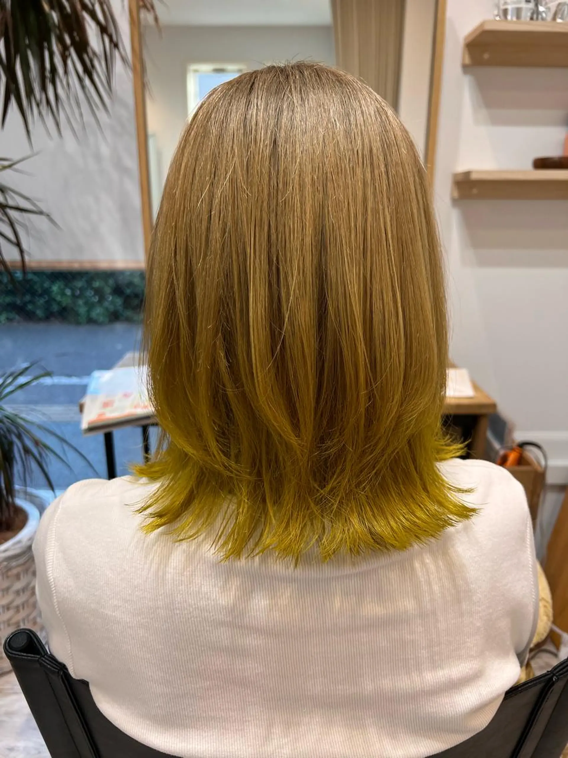 ミディアム イエローカラー 渡部 未歩のヘアスタイル