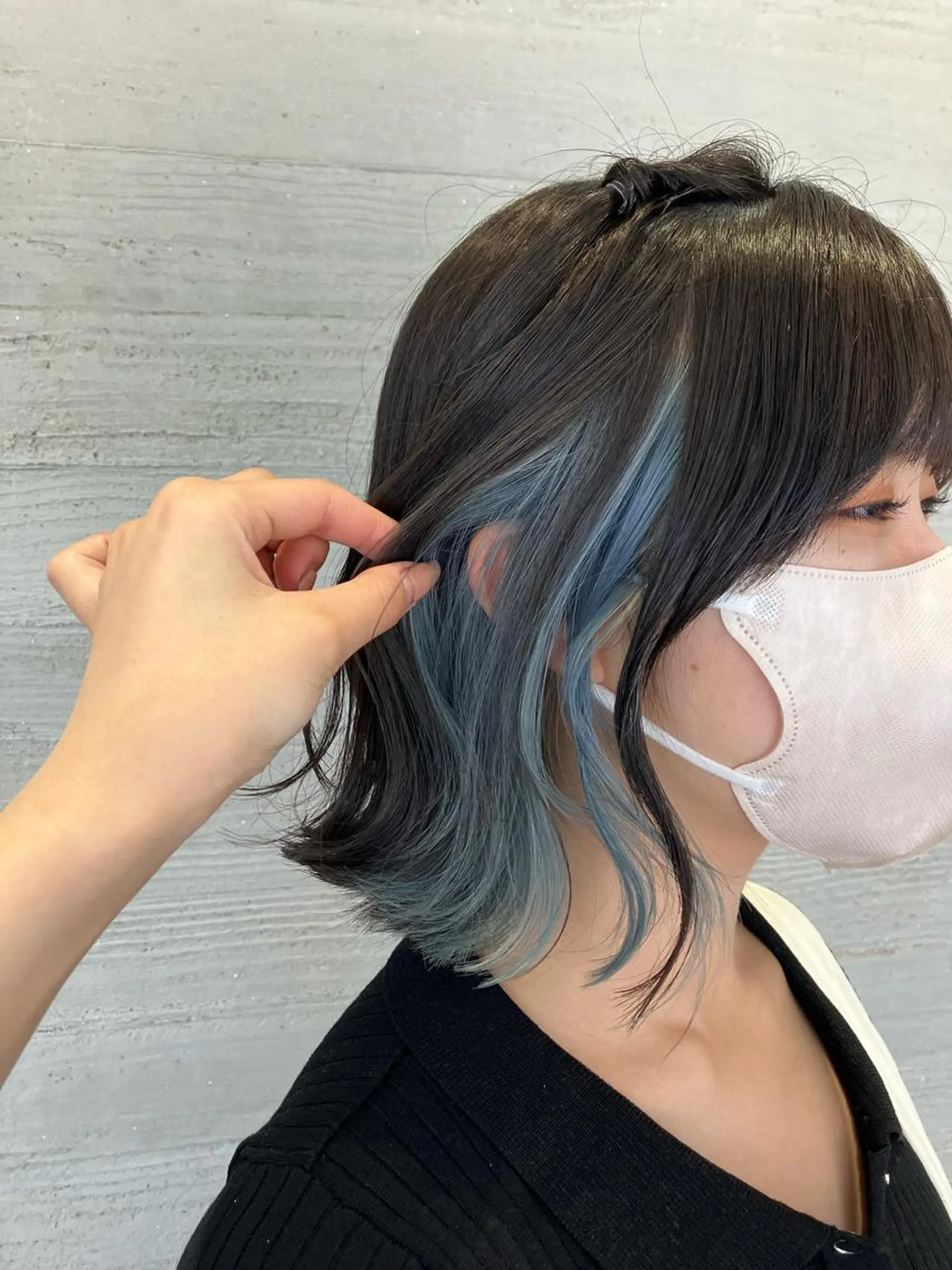 ショート カラー ブリーチ ブルーカラー ボブ サキ🤍ハイトーン 🩰くびれ巻きヘアのヘアスタイル