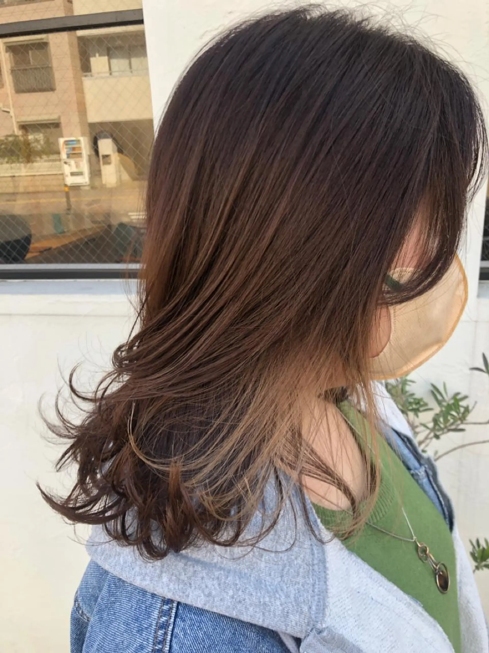 ミディアム カラー パーマ ヘアアレンジ ベージュカラー イヤリングカラー インナーカラー ミルクティーベージュ レイヤーカット ヘアカラー 【ツヤ髪美容師】 ツダケイスケのヘアスタイル