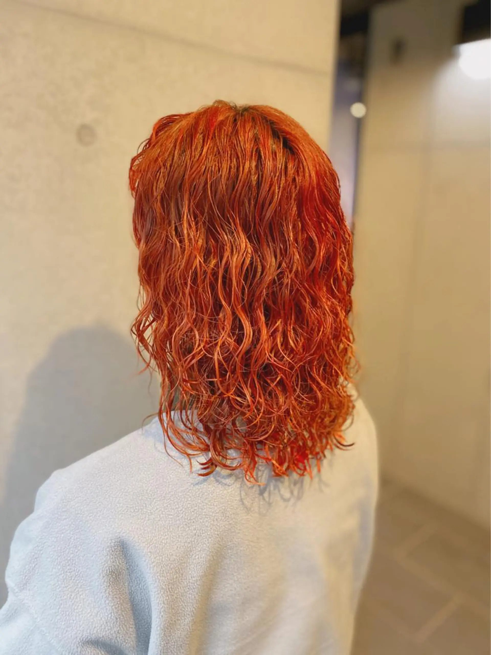 セミロング カラー ブリーチ オレンジ 本物のブリーチ縮毛 /デサキショウヘイのヘアスタイル