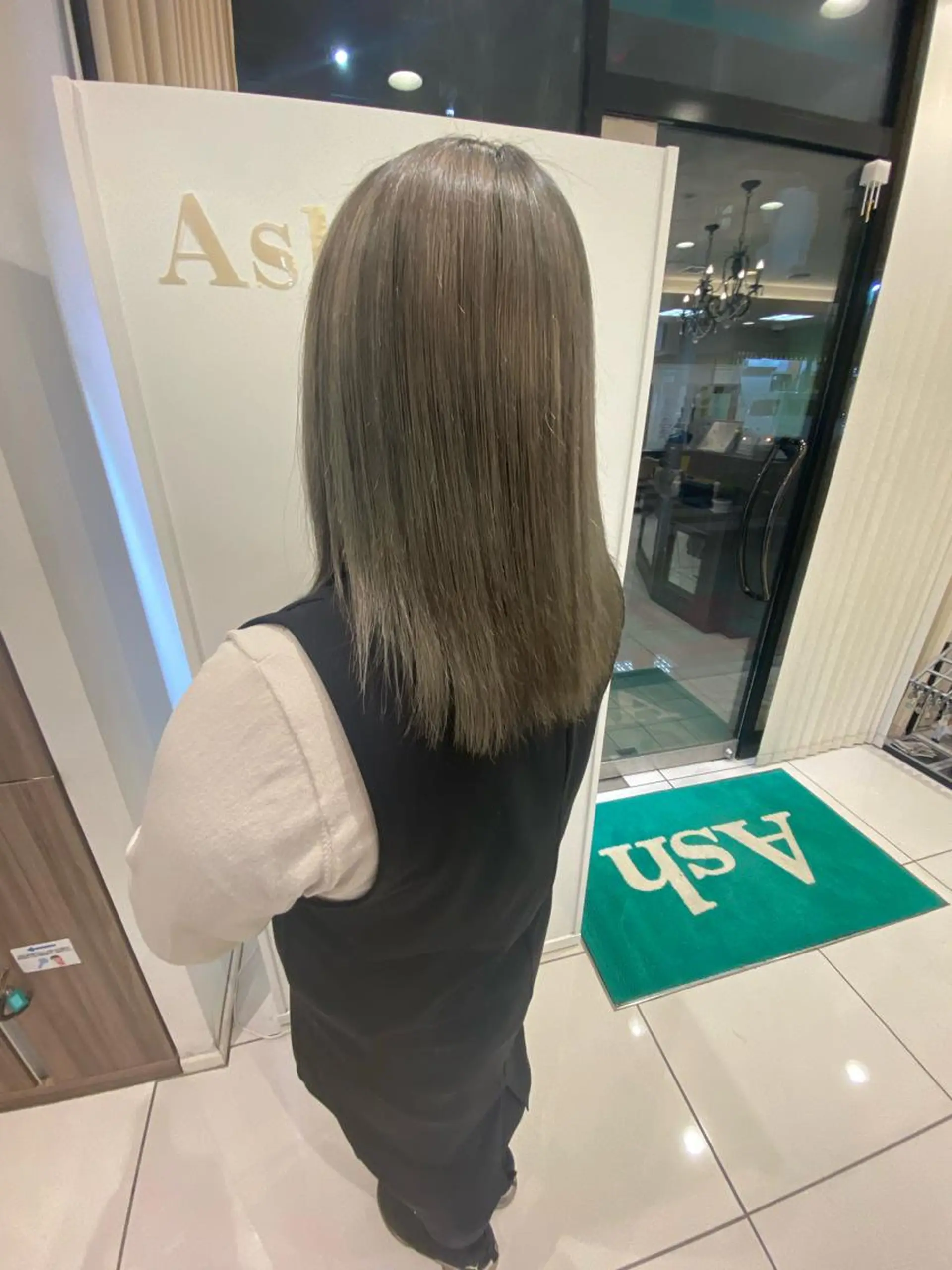 セミロング カラー ブリーチ ケアカラー 透明感カラー グレージュ 髪質改善 💎髪質改善💎 店長　伊藤大輝のヘアスタイル