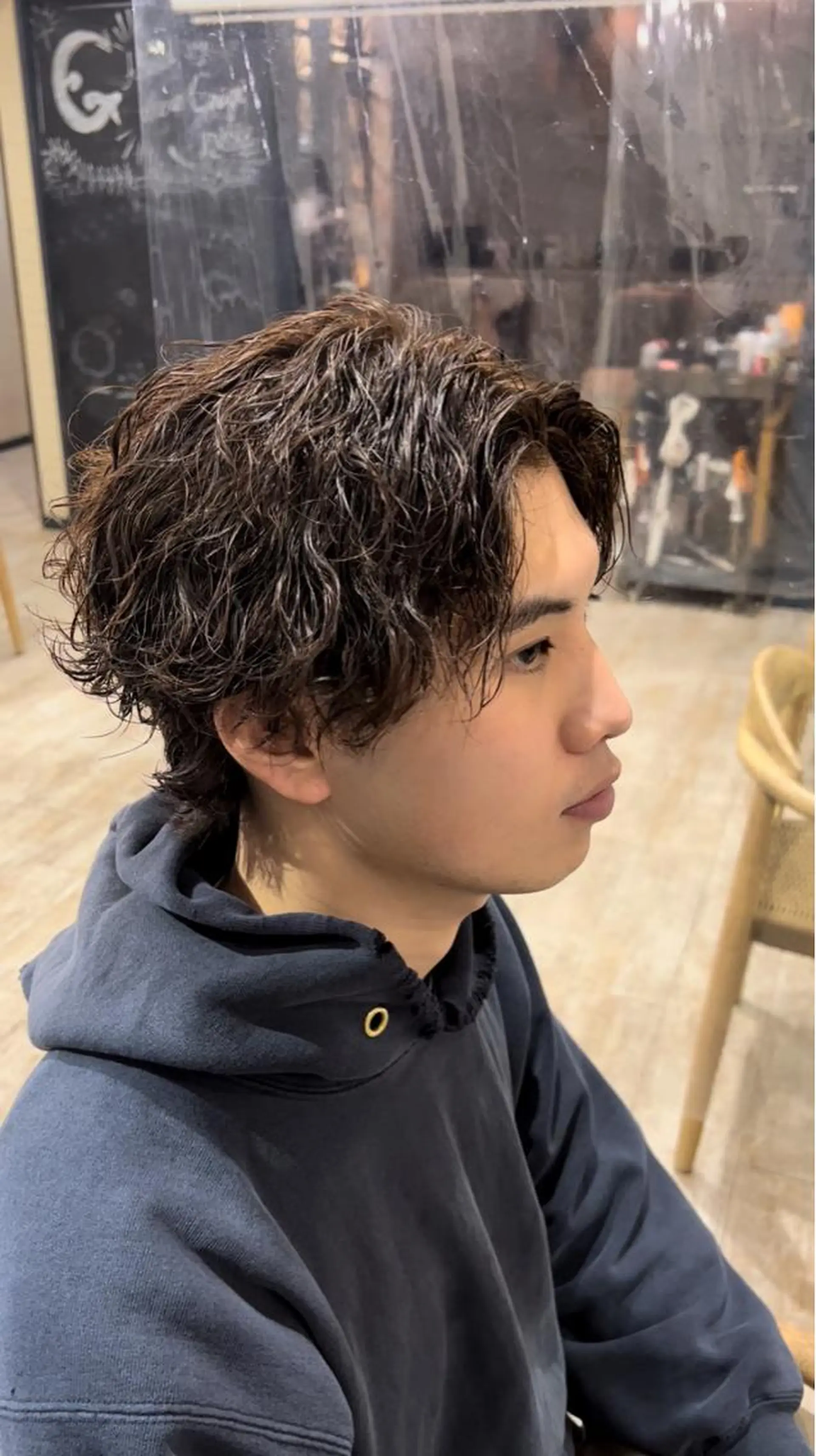 ミディアム パーマ メンズ ミディアムパーマ メンズブリーチ センターパート フェードカット メンズハイライト メンズStylist 山根慧のヘアスタイル