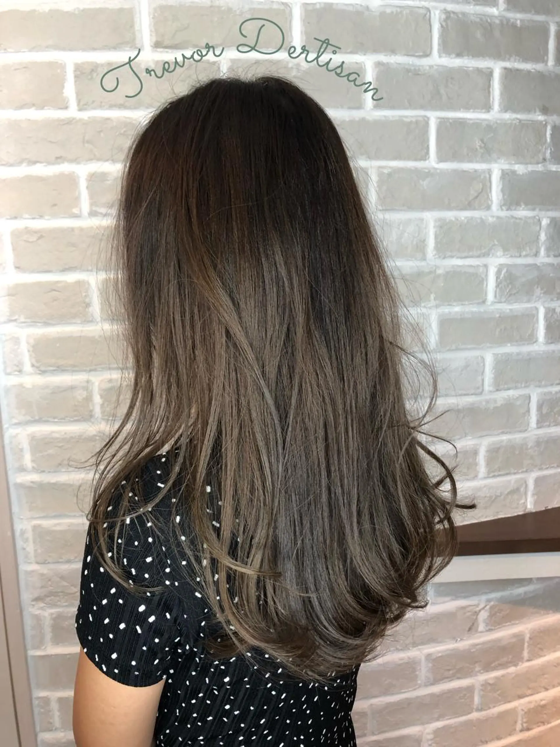 ロング カラー ブリーチ グラデーションカラー グレージュ 森田 一平のヘアスタイル