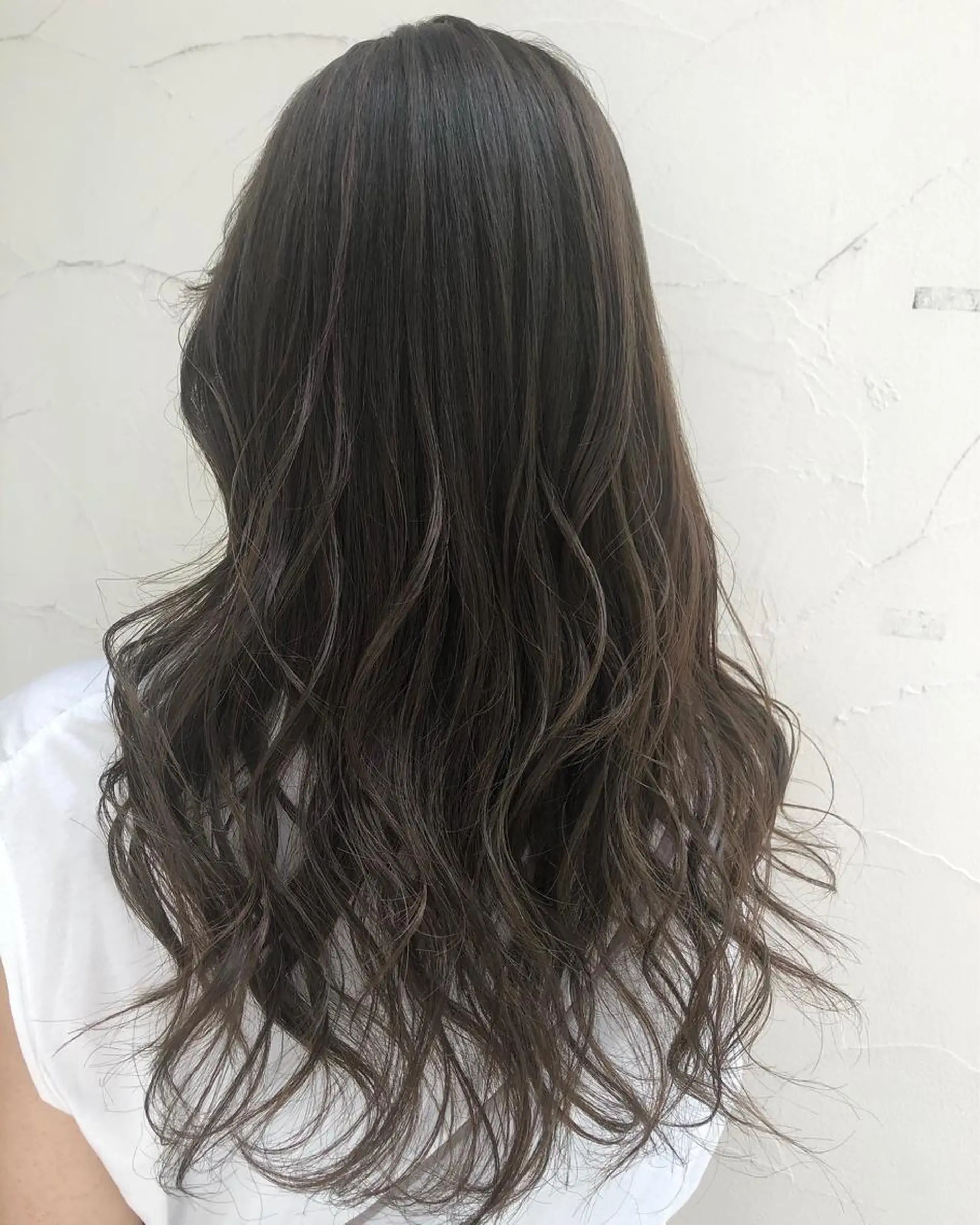 ロング カラー ベージュカラー ブリーチ ブリーチなしカラー オリーブベージュ 大岩 茉愉のヘアスタイル
