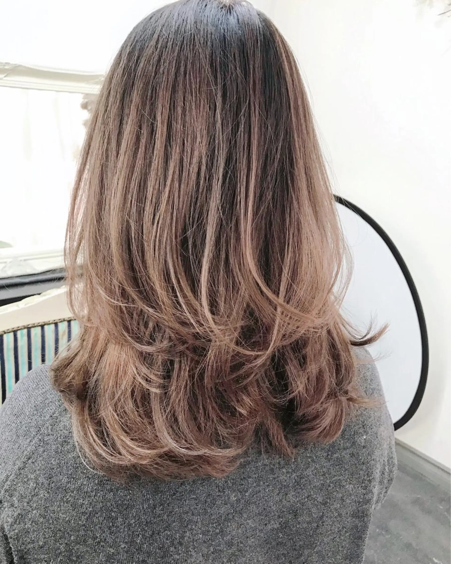 ミディアム カラー ヘアアレンジ お団子ヘア 切りっぱなしボブ バレイヤージュ デザインカラー グラデーションカラー Mariana/ 鶴原-ハイライトのヘアスタイル