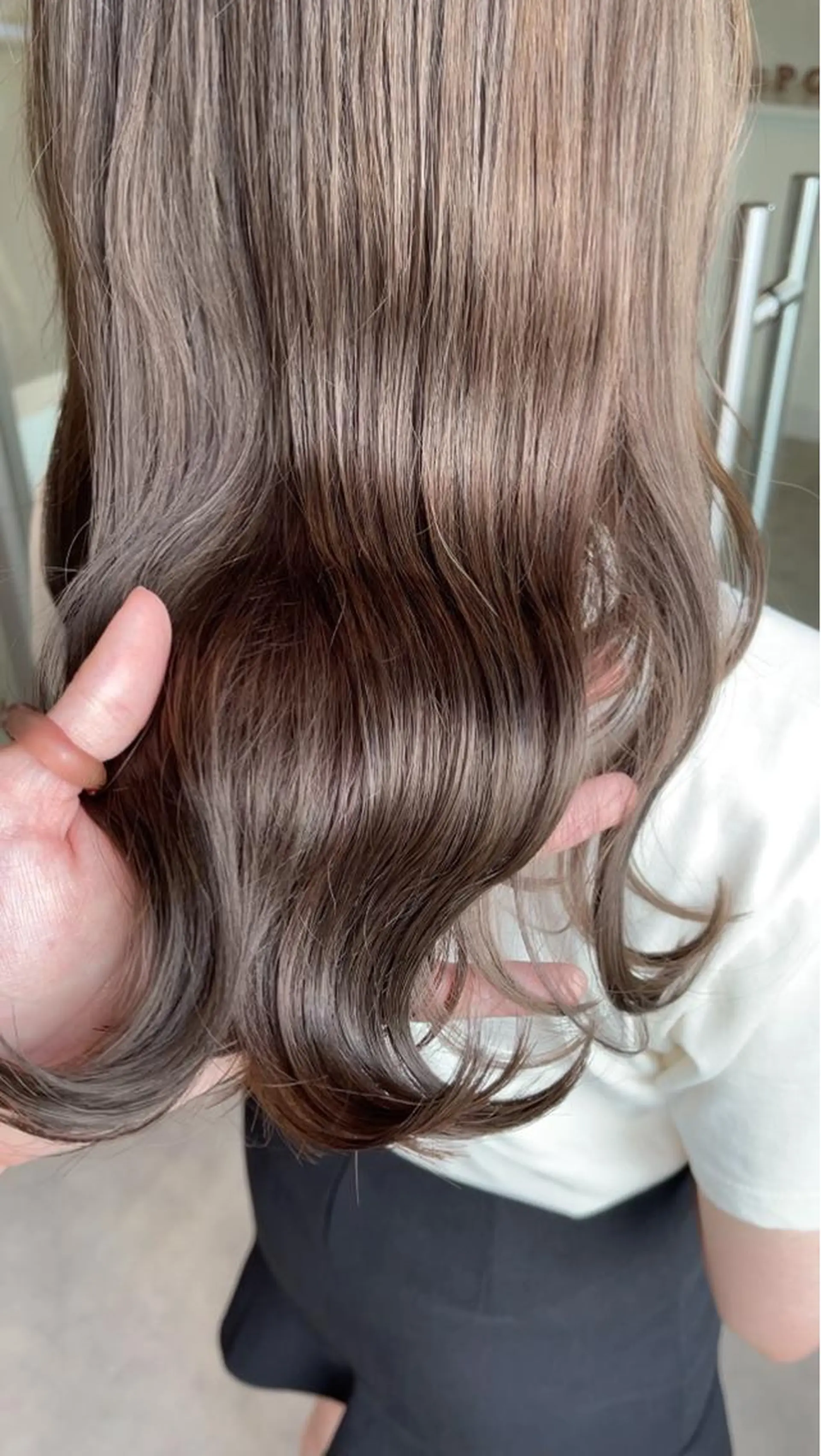 セミロング カラー ブリーチ グレージュ Maison所属・清水 亮太／赤み消しカラーのヘアスタイル