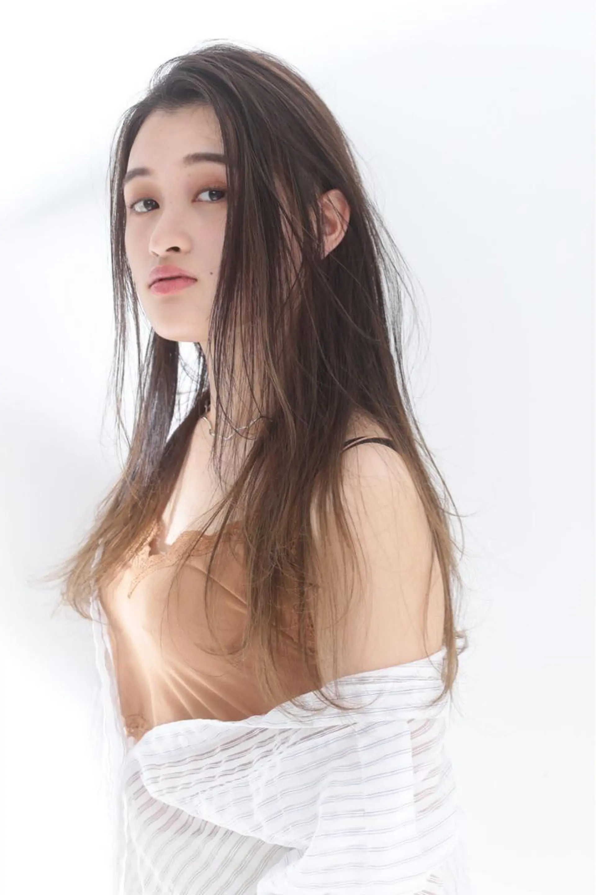 ロング アッシュ ボブ くせ毛 斜めバング ハイライト REVE所属・馬場  麻応のヘアスタイル