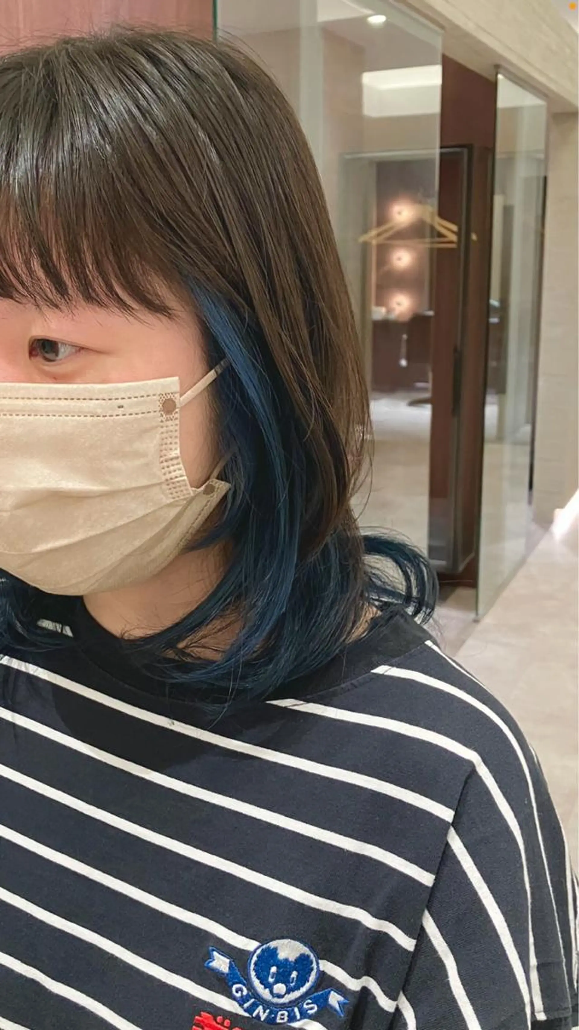 セミロング カラー ブリーチ ブルーカラー サキ🤍ハイトーン 🩰くびれ巻きヘアのヘアスタイル