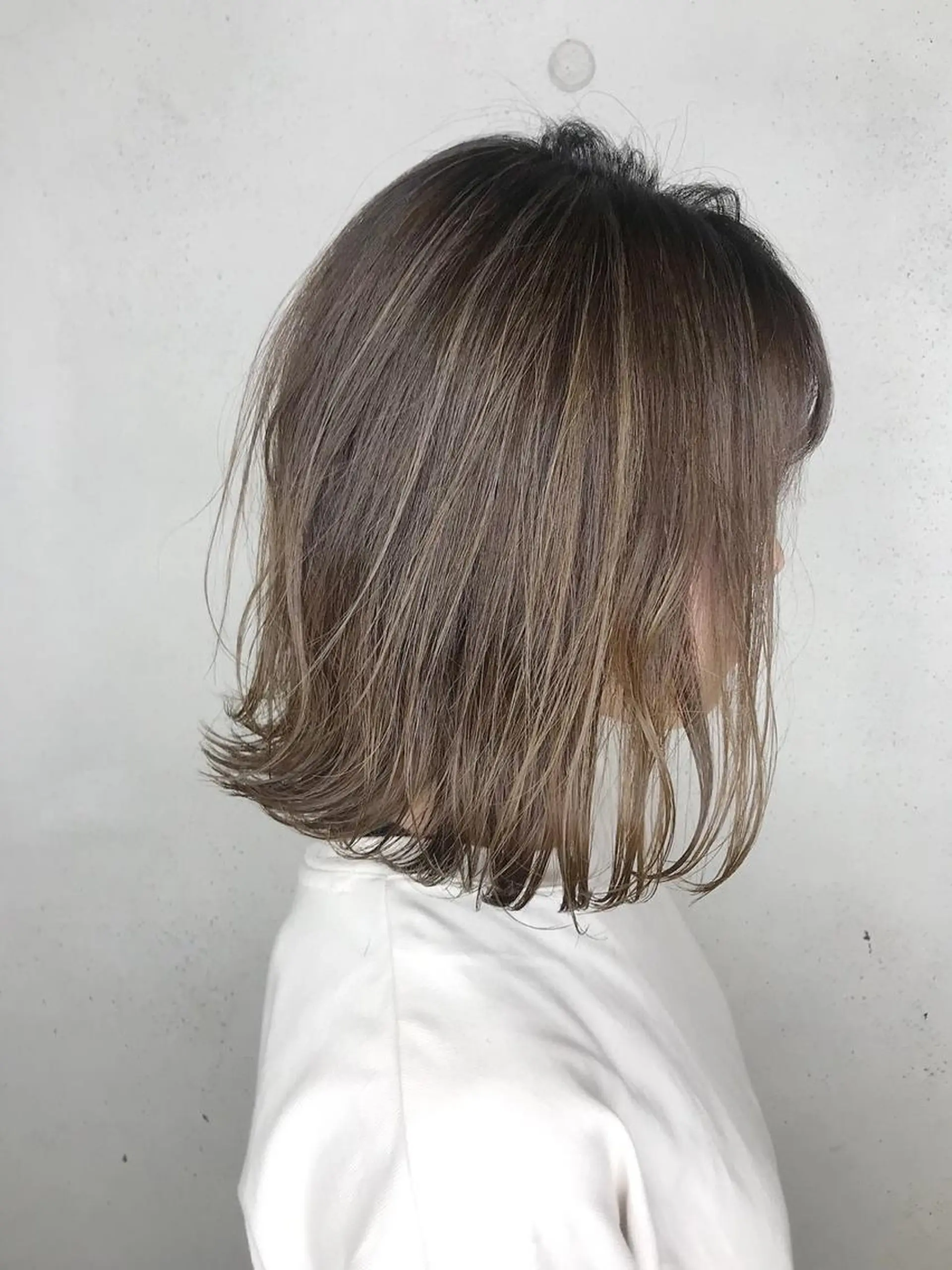 ミディアム esse大阪茶屋町店所属・レイヤーカット 新井田陽寿のヘアスタイル