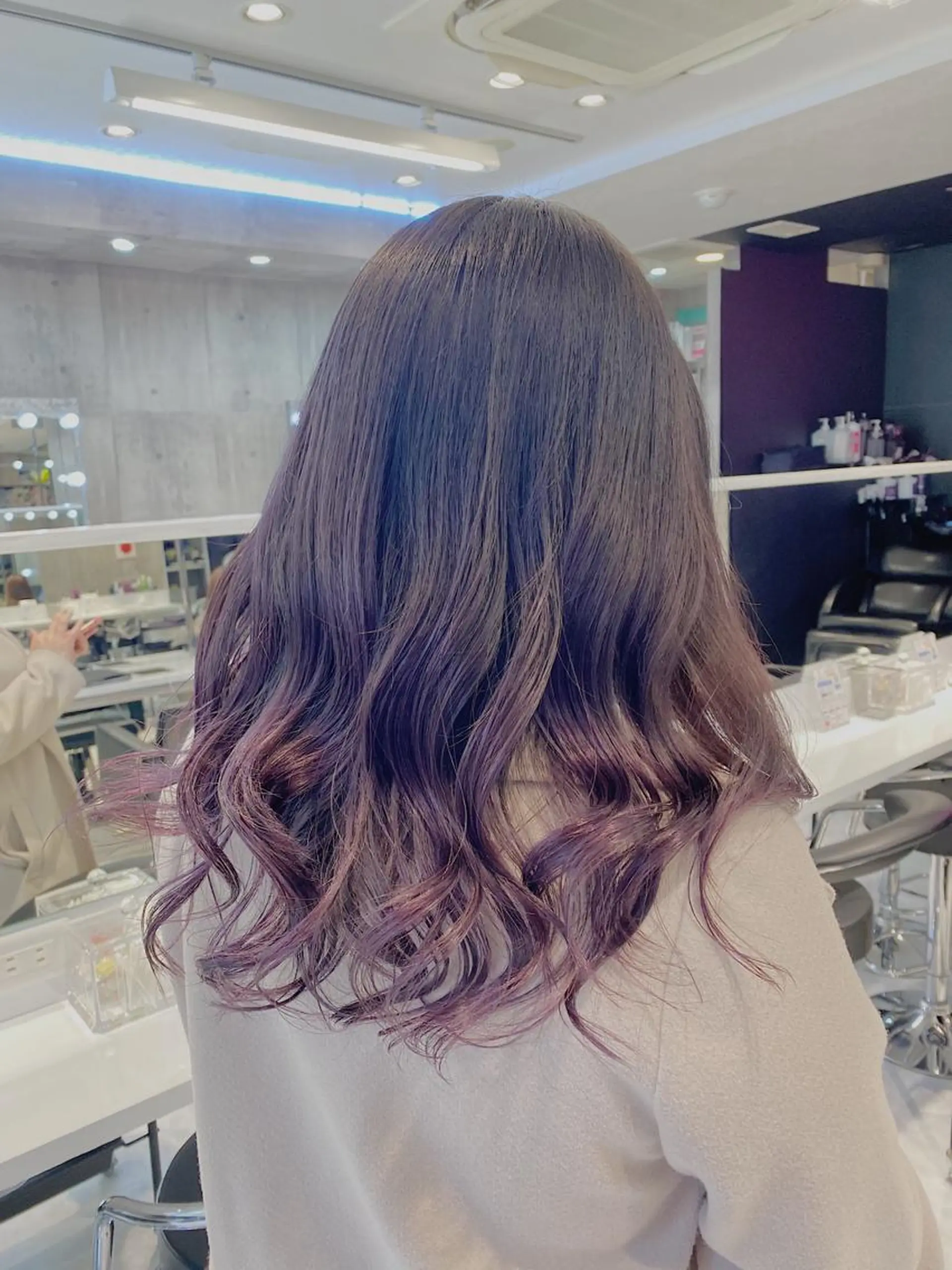 セミロング カラー メンズ メンズハイライト メンズインナーカラー アッシュ アッシュグレー アッシュグレージュ JuNブリーチに 縮毛矯正するプロのヘアスタイル