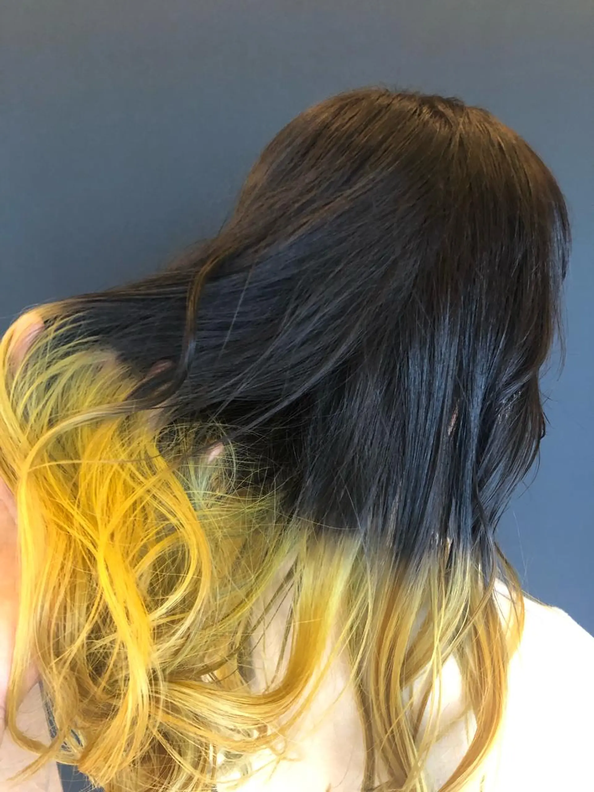 ロング イエローカラー 沖谷 航のヘアスタイル
