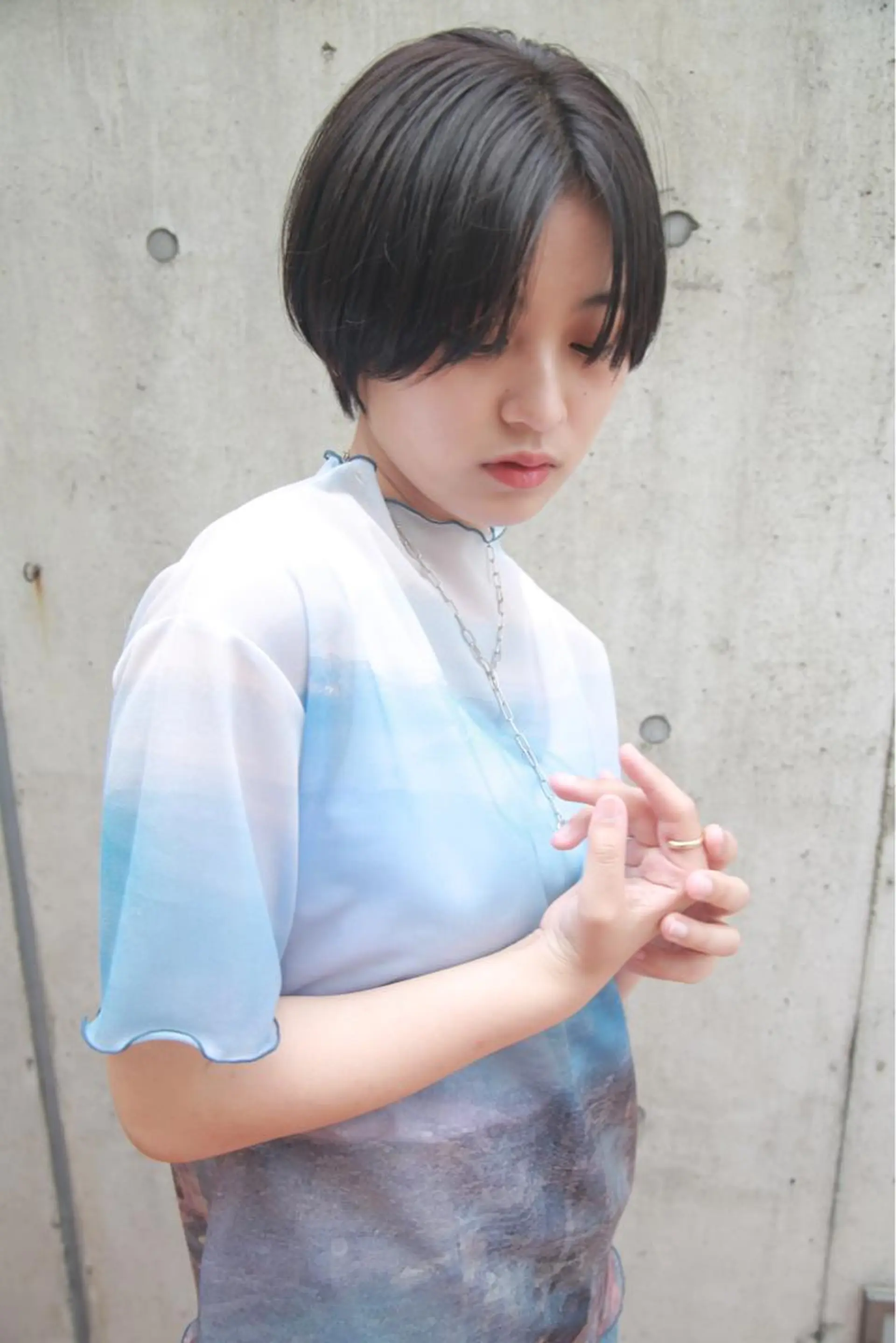 ショート カラー ハンサムショート ダークグレー 韓国風ヘア シースルーバング ショートヘア カット ヘアカラー 高木 麻知子のヘアスタイル