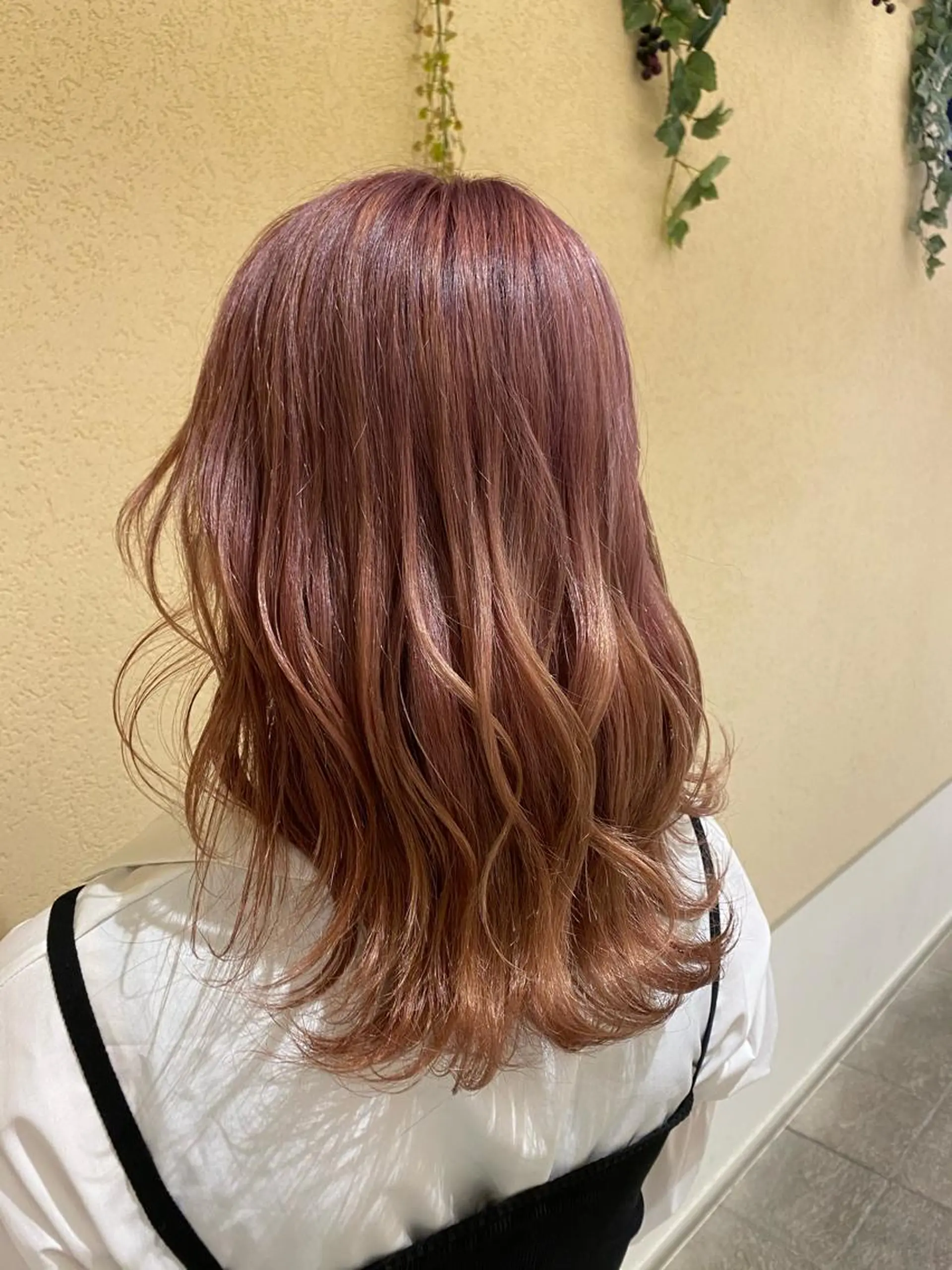 ミディアム 新宿スペインカール ヨモギダのヘアスタイル