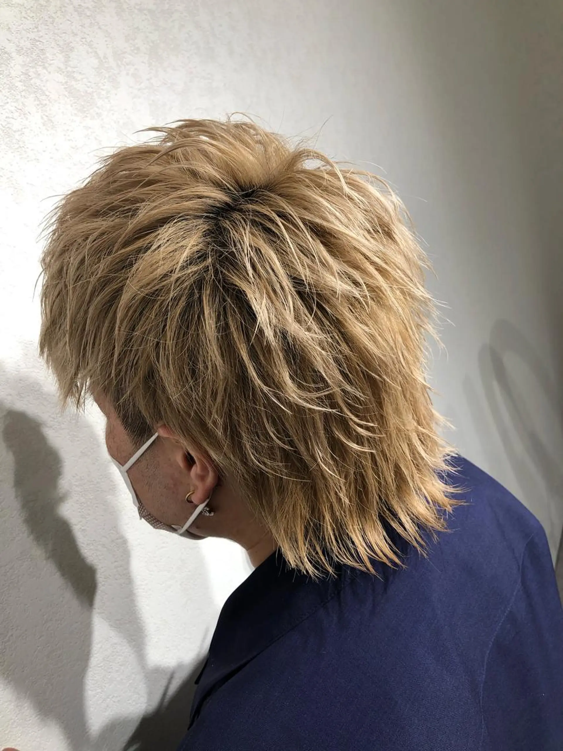 メンズ メンズハイトーン メンズウルフカット ウルフカット メンズ特化店長✨ 9/13空◎岡本一真のヘアスタイル
