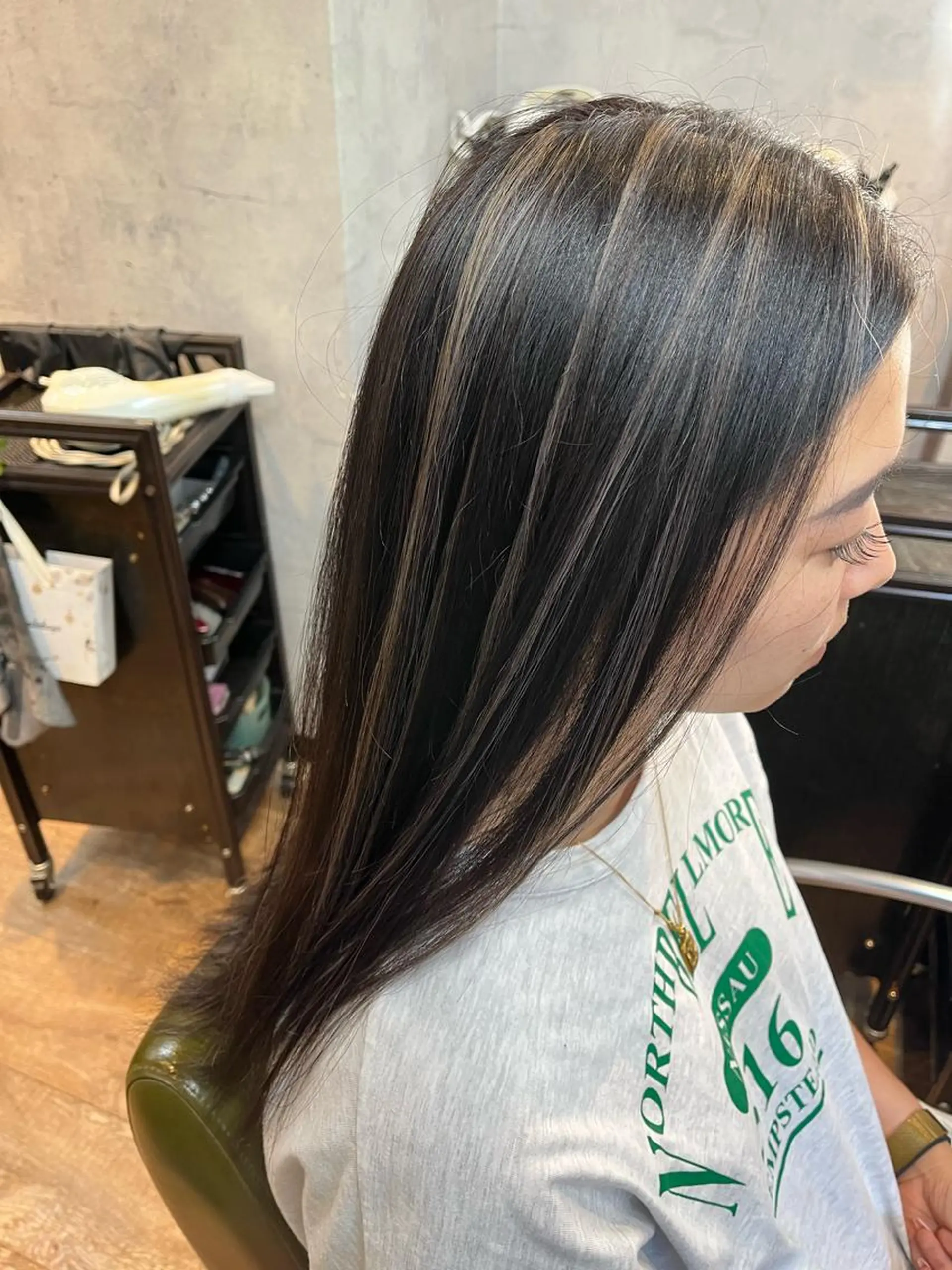 ロング カラー ハイライトカラー シルバー 3Dハイライト ハイライト カット トリートメント 松井 敬太郎のヘアスタイル