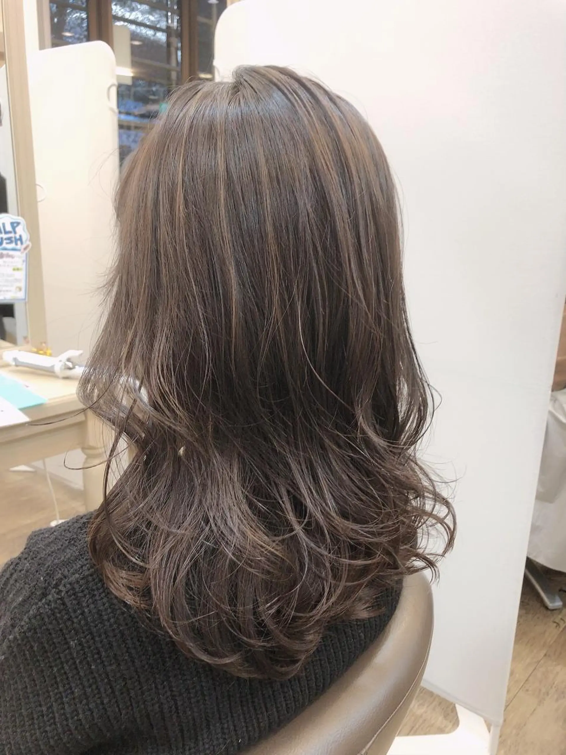 セミロング カラー ハイライトカラー イルミナカラー ハイライト レイヤーカット カット ヘアカラー 尚平 髪質改善 大人のデザインカラーのその他イメージ
