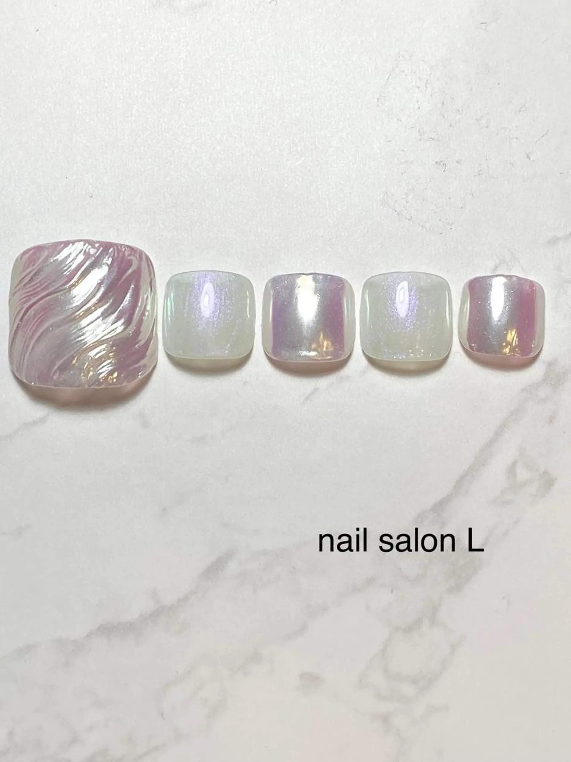 ネイル オーロラネイル フットネイル 吉川市 ネイルサロンLのネイルデザイン