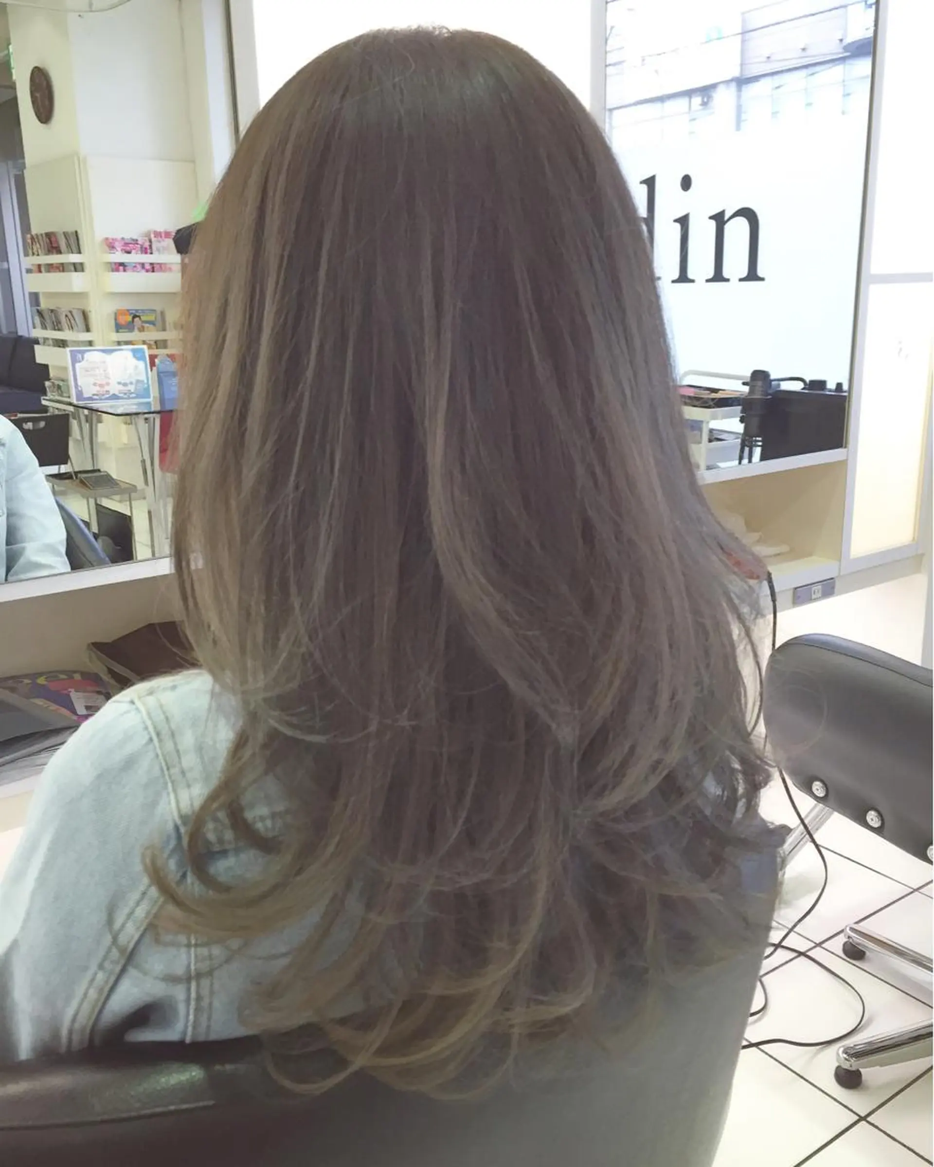 セミロング ロング カラー バレイヤージュ グレージュ カーキグレージュ レイヤーカット 青木 茂樹⭐️ 透明感カラーのヘアスタイル