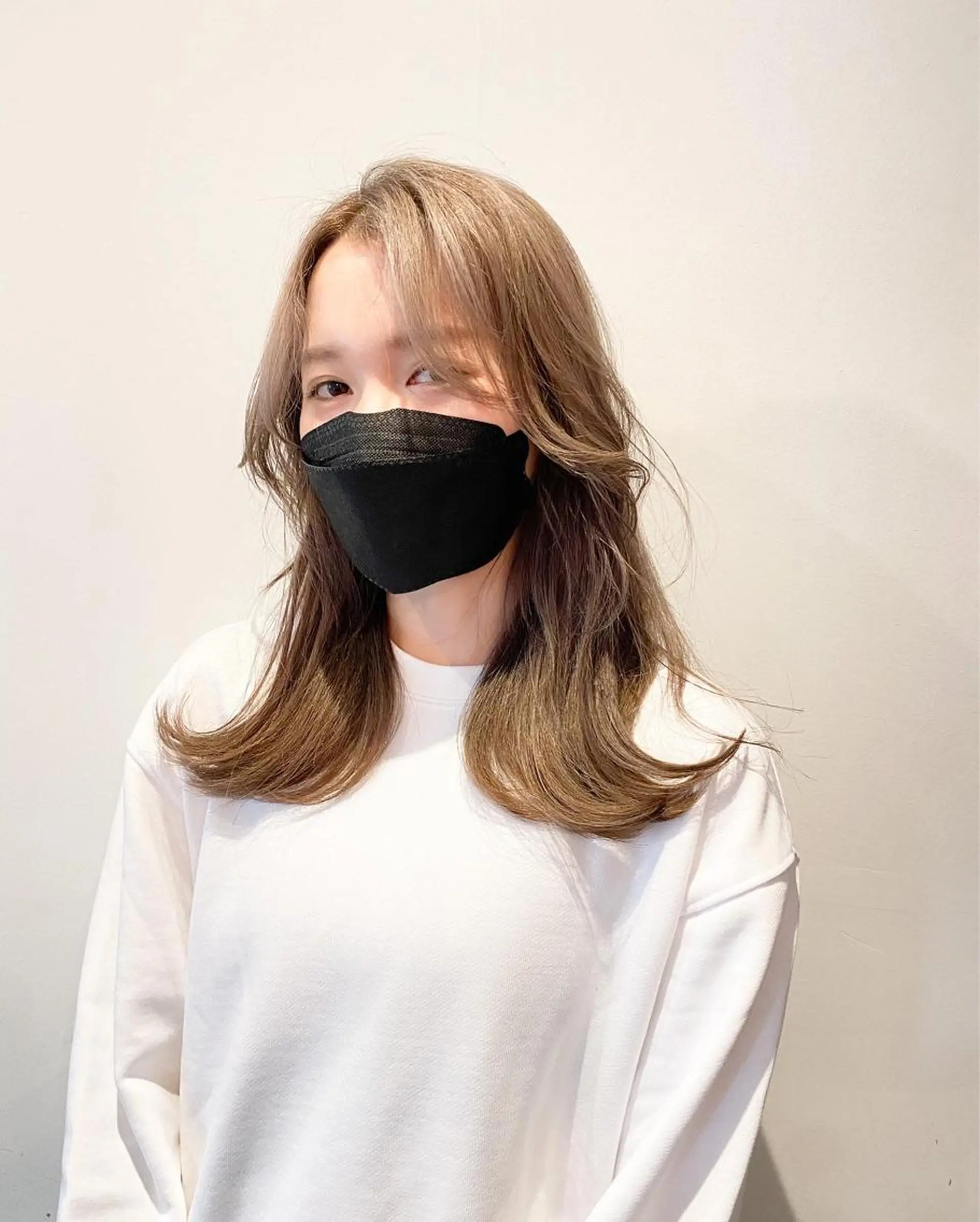 ロング カラー ベージュカラー ブリーチ ハイトーンカラー ミルクティーベージュ くびれヘア 綺麗で可愛い艶カラー カワモトユウキのヘアスタイル