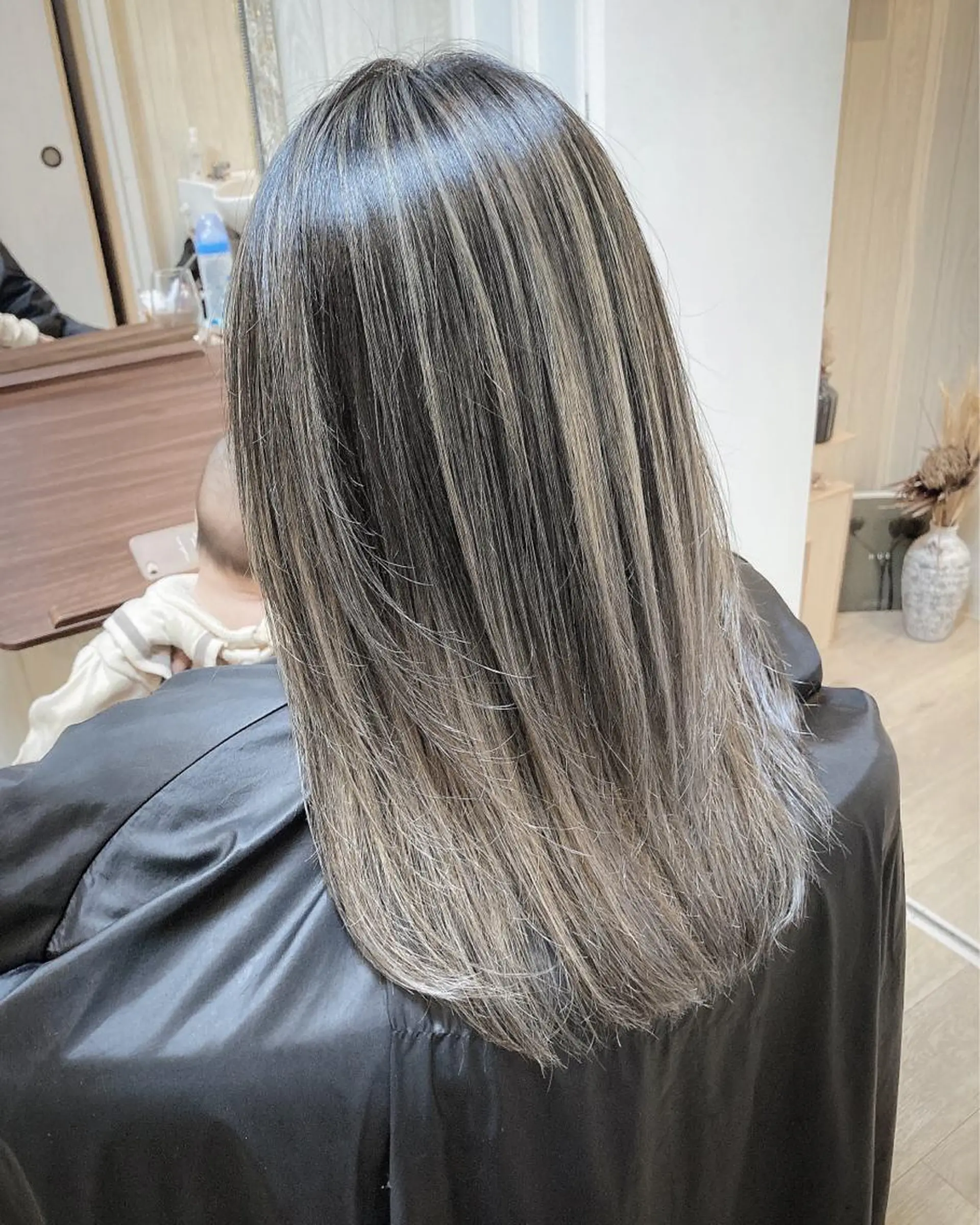 セミロング カラー MERCI所属・マツモト コウダイのヘアスタイル