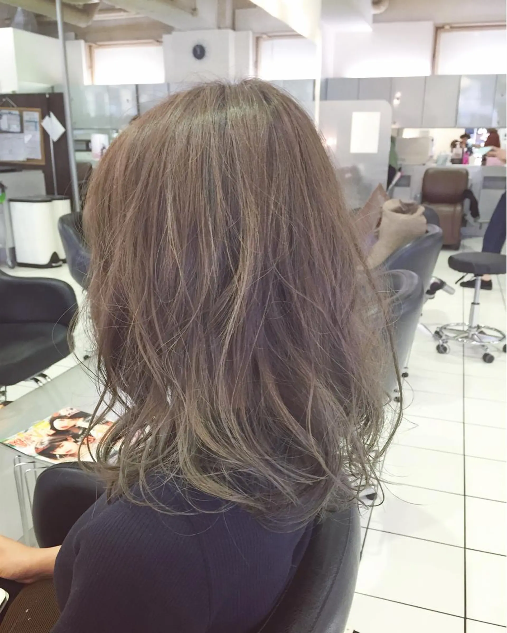 ミディアム セミロング カラー バレイヤージュ イルミナカラー レイヤーカット 青木 茂樹⭐️ 透明感カラーのヘアスタイル