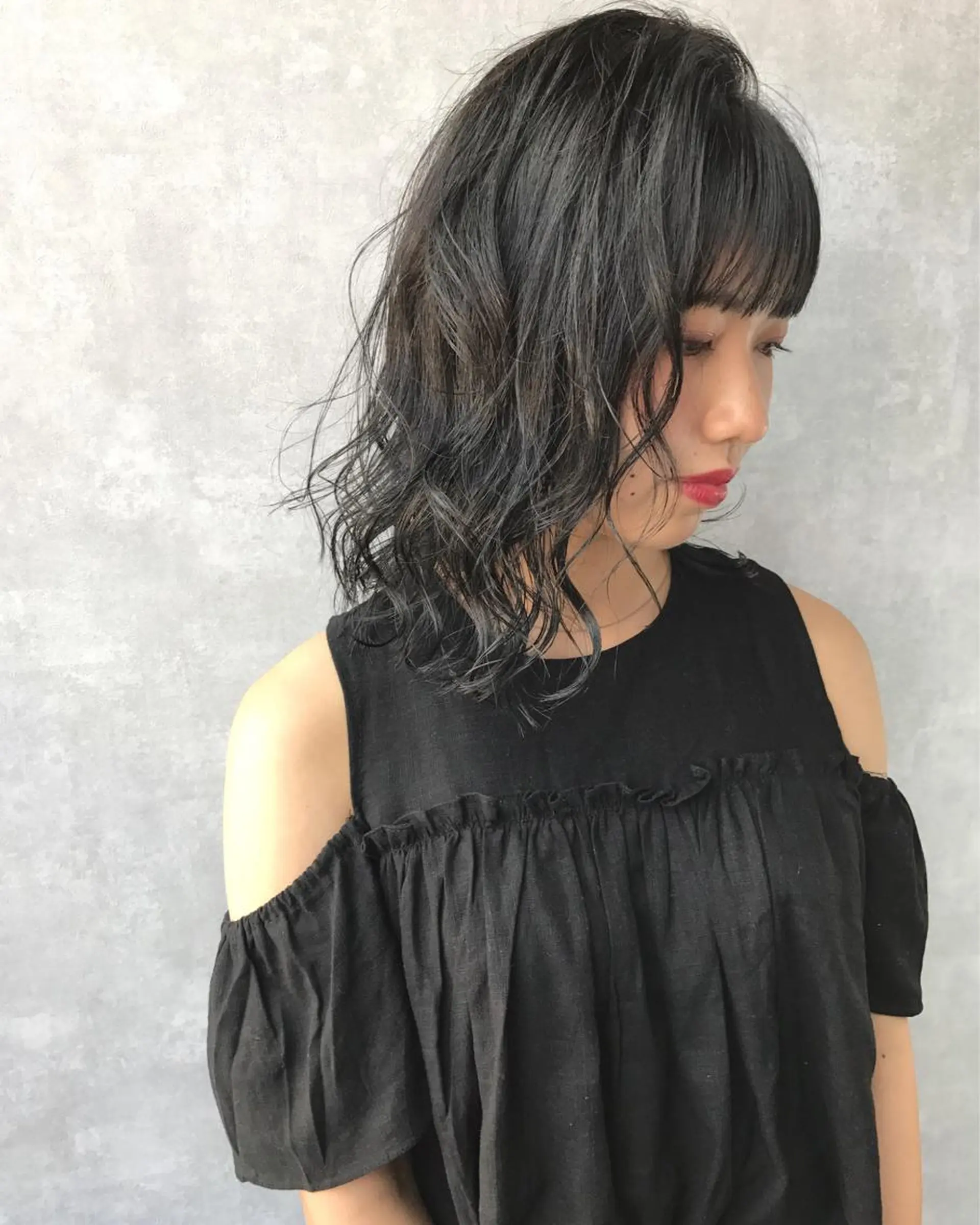 ミディアム カラー ダークグレー ハイライトカラー ハイライト TOMOYAレイヤー ブリーチ縮毛矯正のヘアスタイル