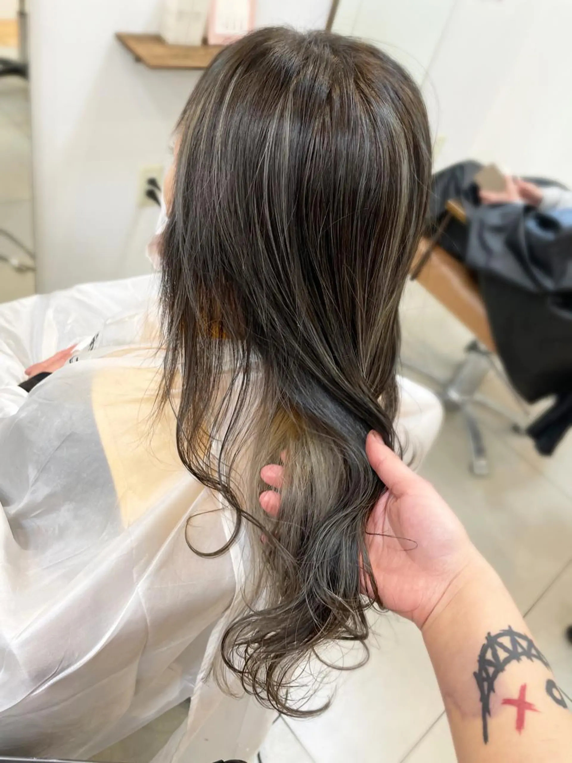 ロング カラー ハイライトカラー ハイライト SOYON なんば店所属・水島 真彩のヘアスタイル