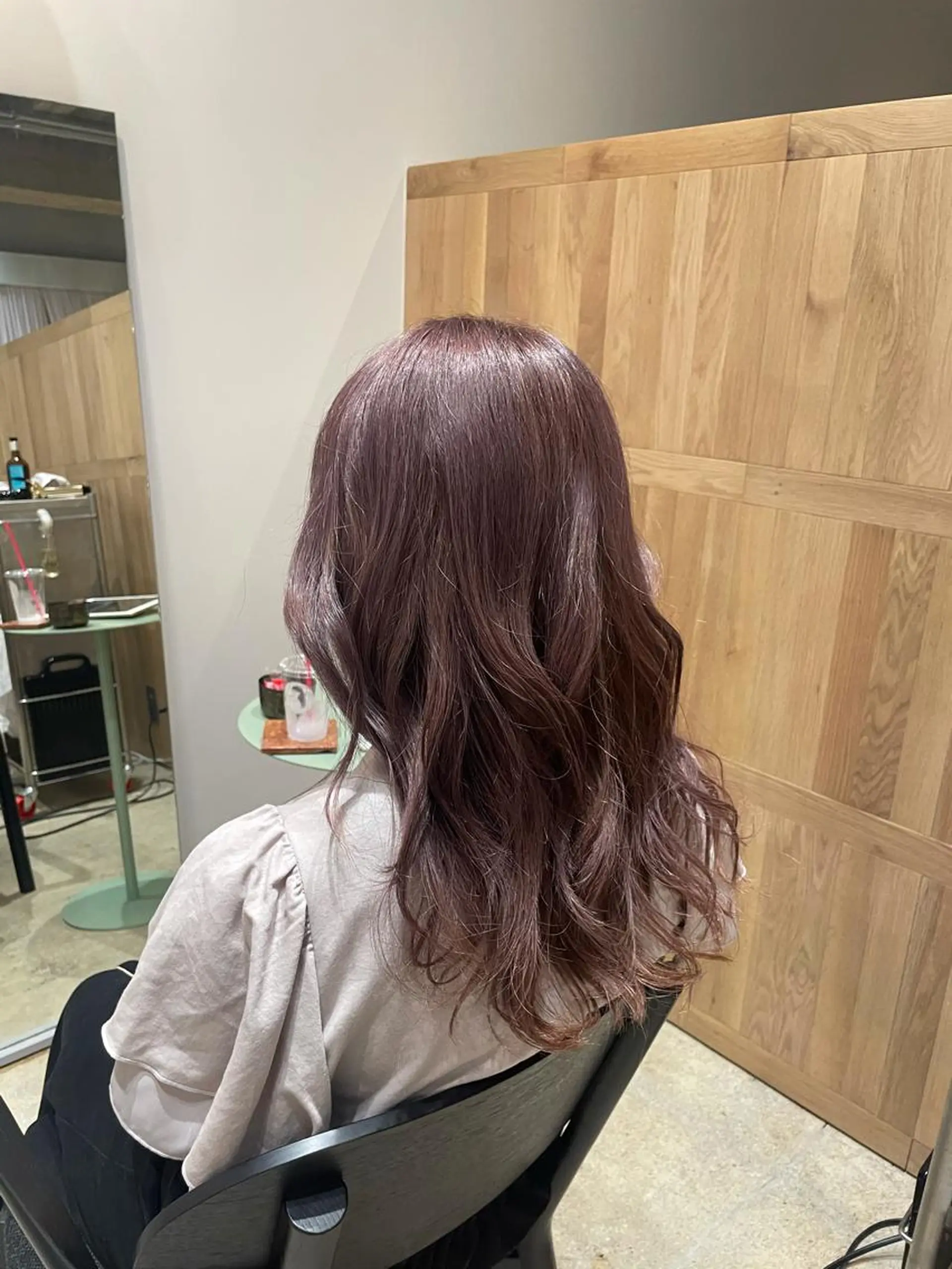 カラー 岡田 神奈のヘアスタイル